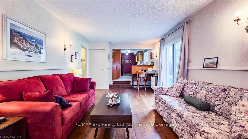 3 SPARLING Crescent photo 24