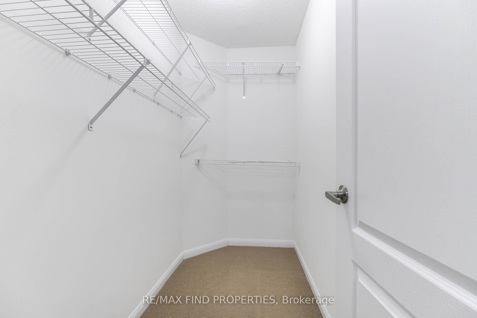 930 Hasselfeldt Heights photo 25