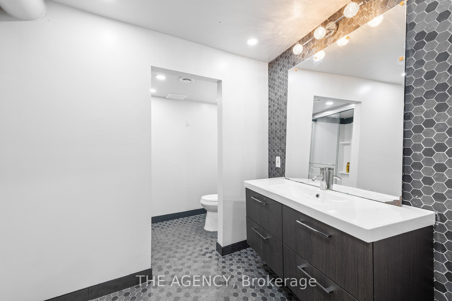 140 Chancery Drive photo 31