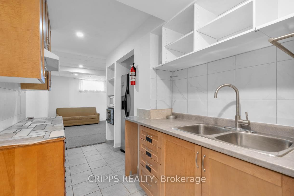 369 Georgian Drive Unit Lower photo 3