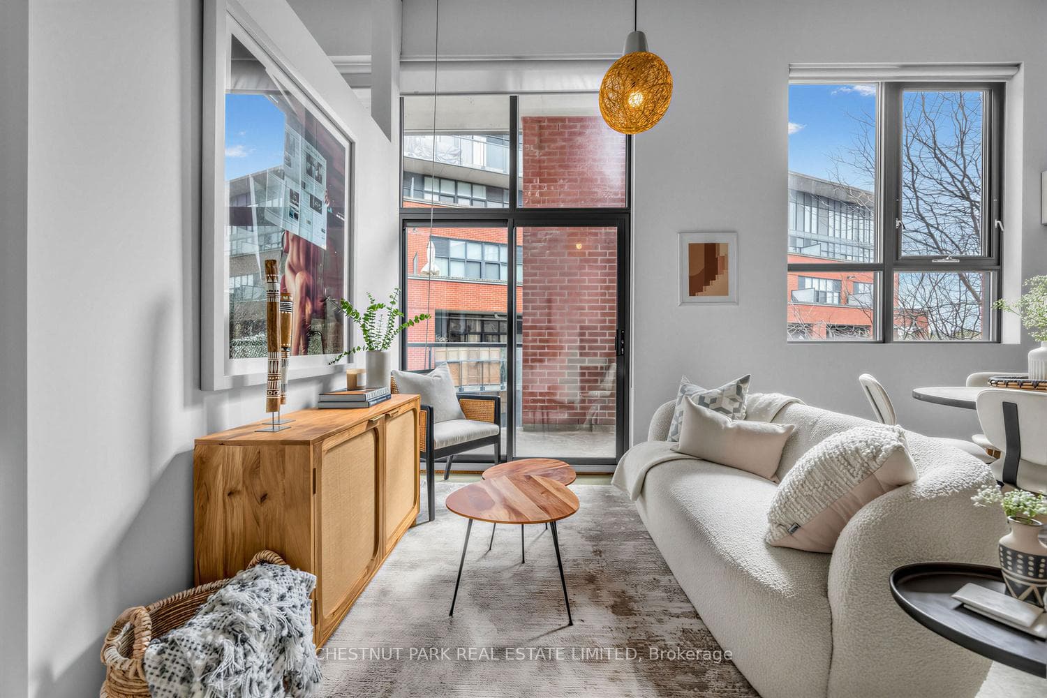 Extra tall and wide living/dining space