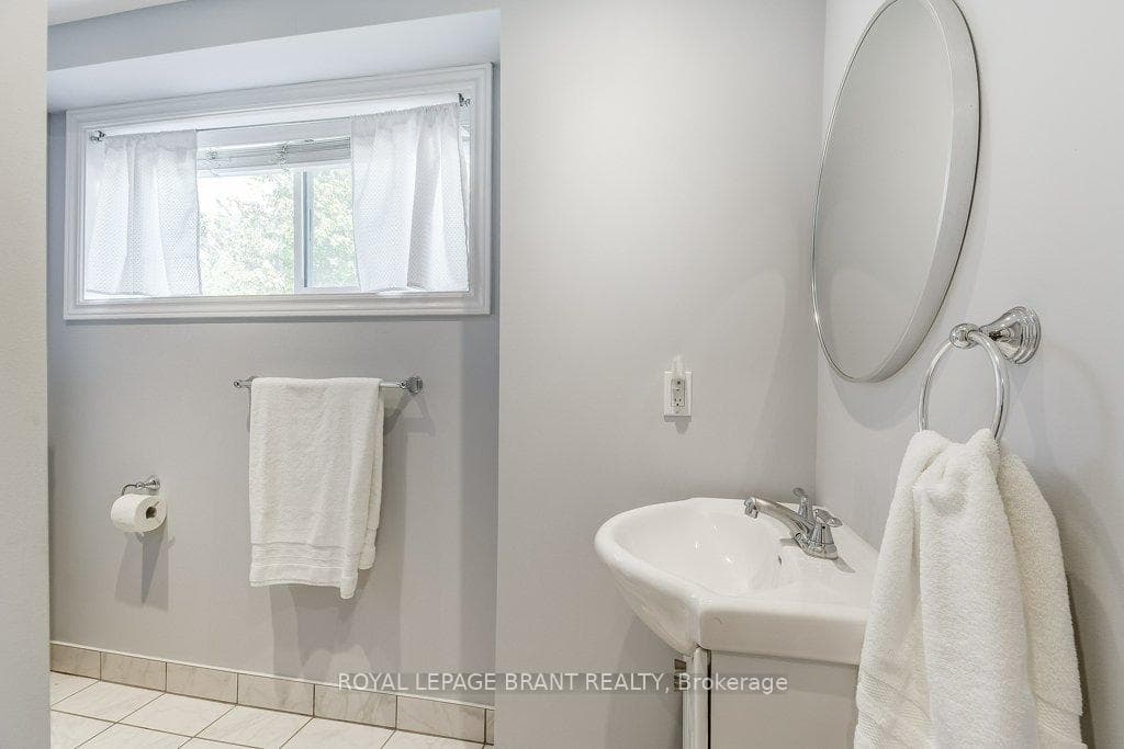726 Applewood Crescent photo 28