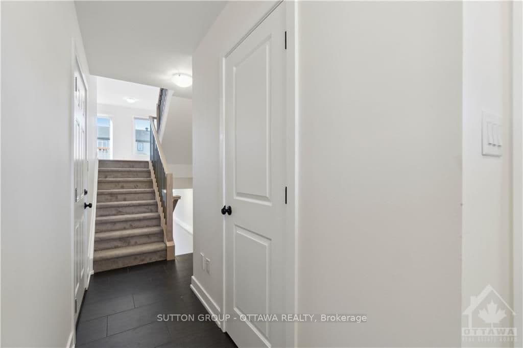 87 WHITCOMB Crescent photo 2