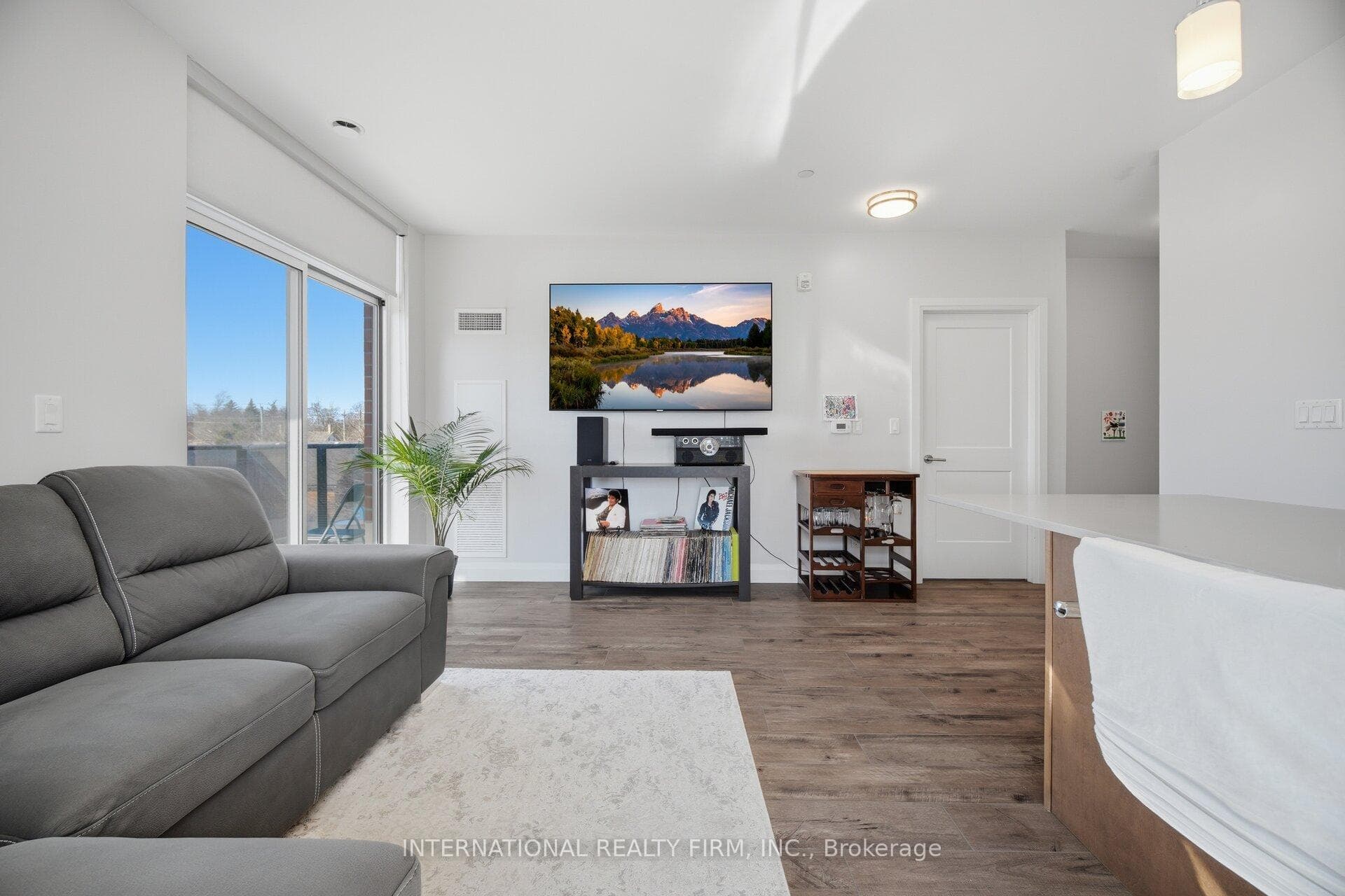 399 Queen Street Unit 211 photo 10