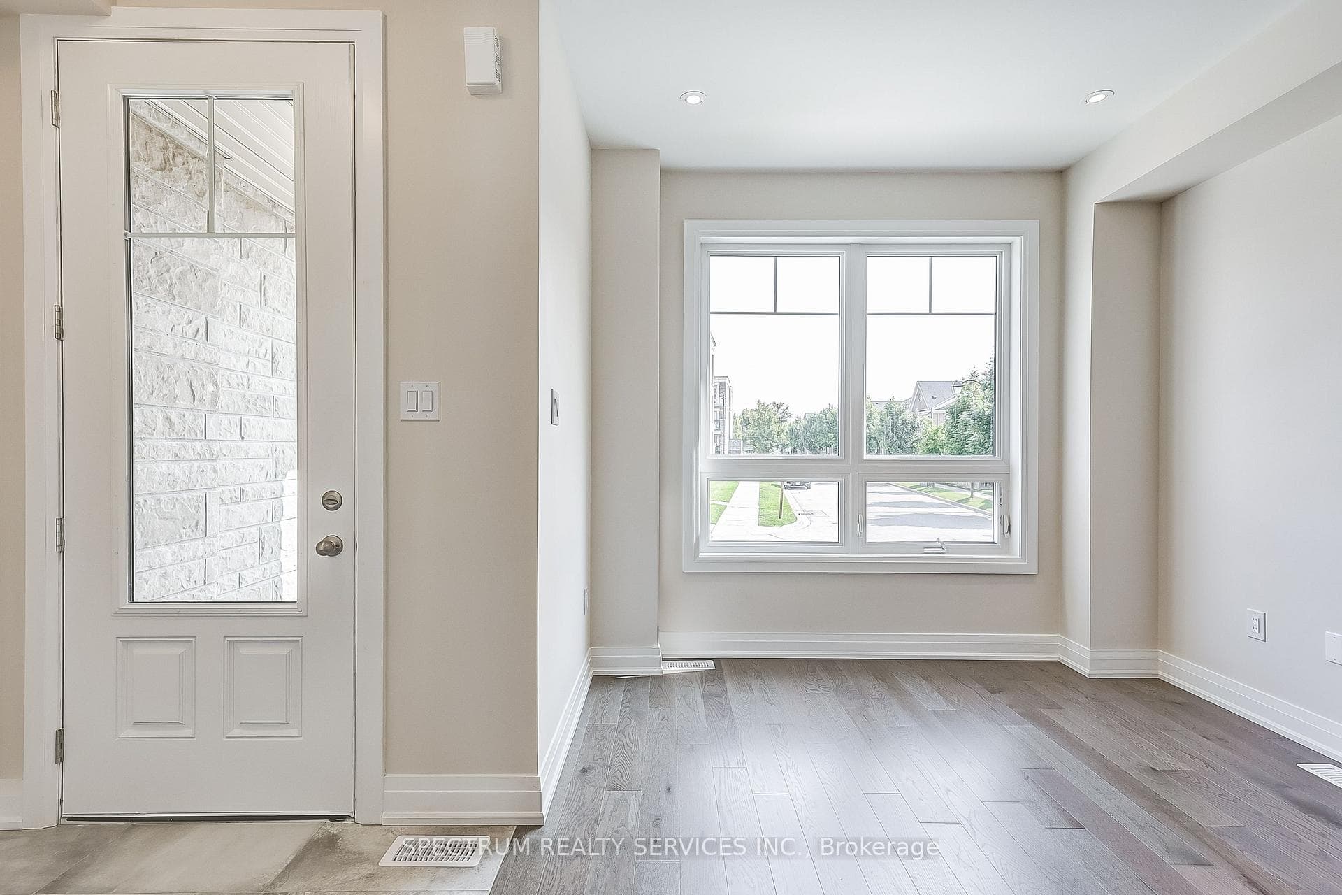 38 Lindcrest Manor photo 4