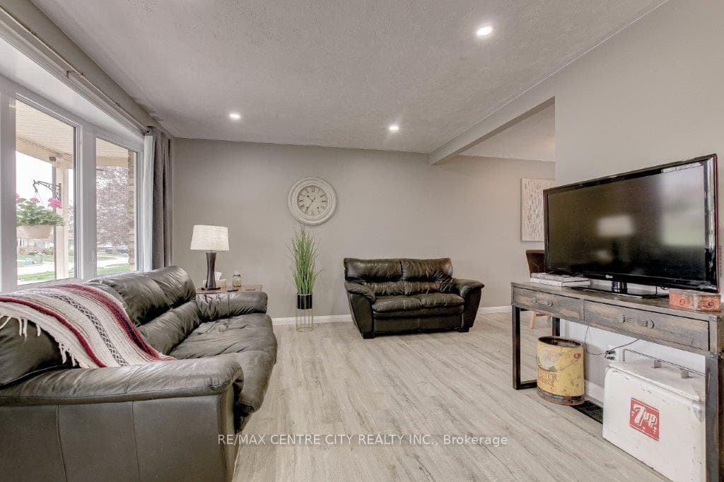 95 LAWRENCE Avenue photo 4