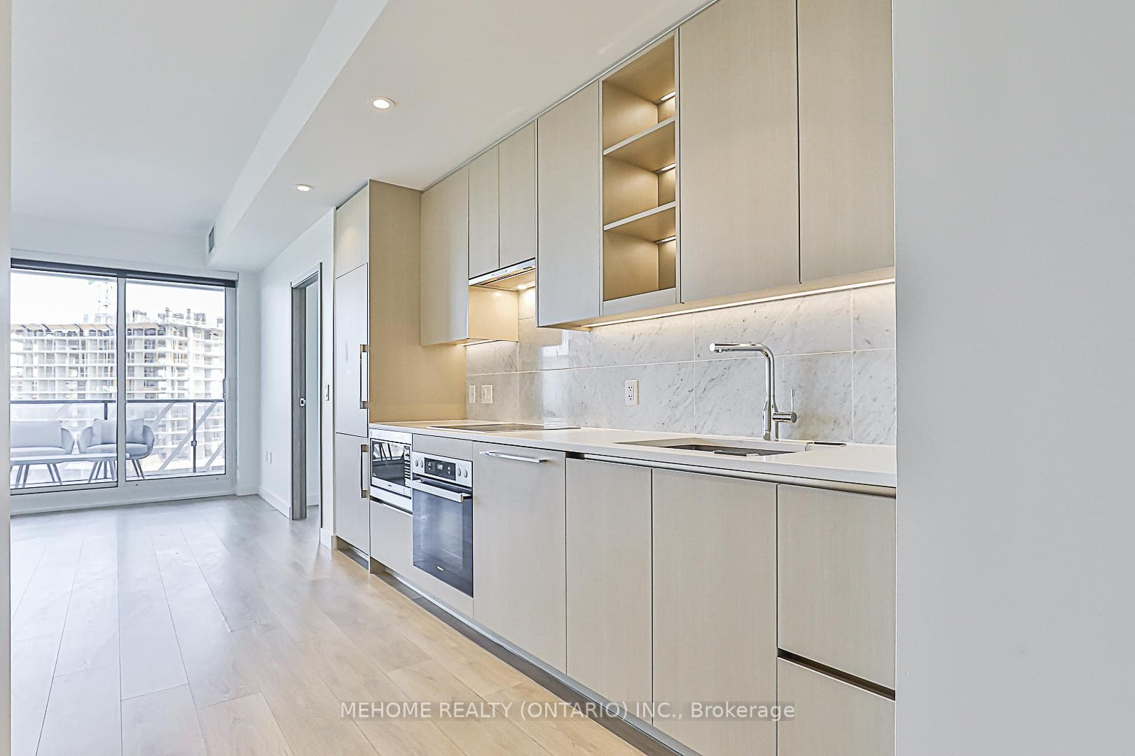 85 Mcmahon Drive Unit 1611 photo 4