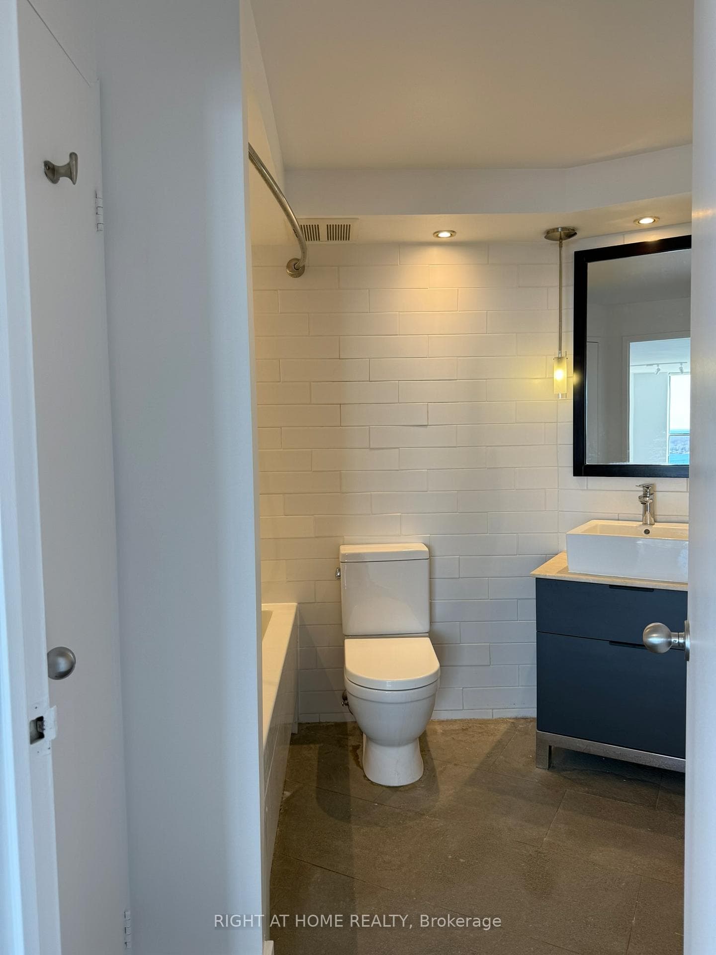 270 Queens Quay Unit 2102 photo 25