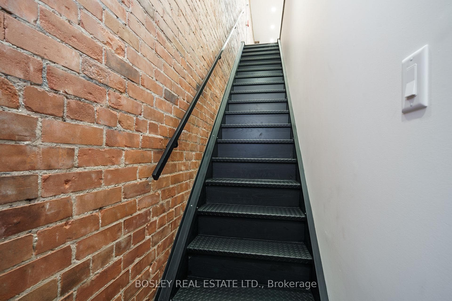 1067 College Street photo 28