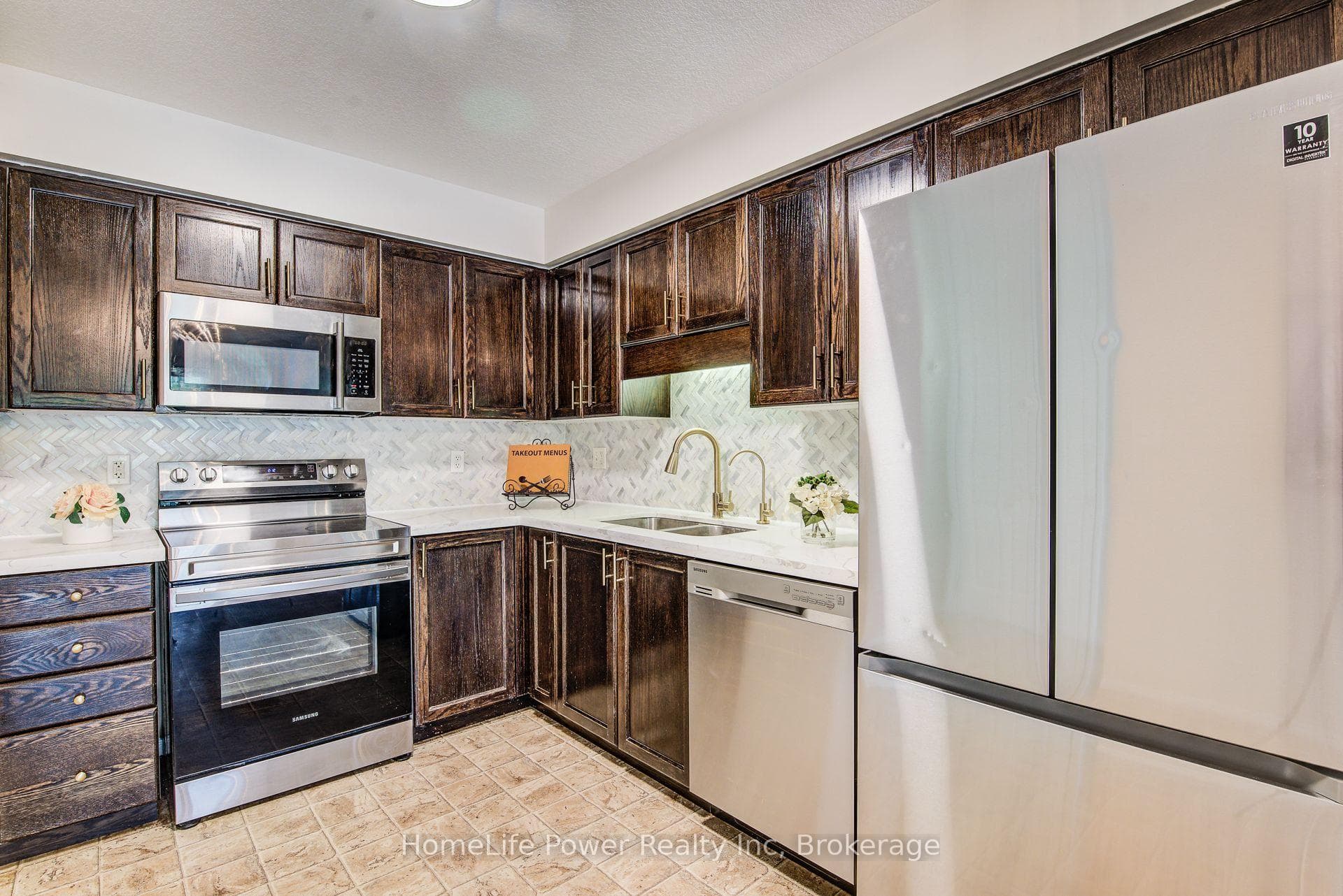 208 Featherstone Crescent photo 9