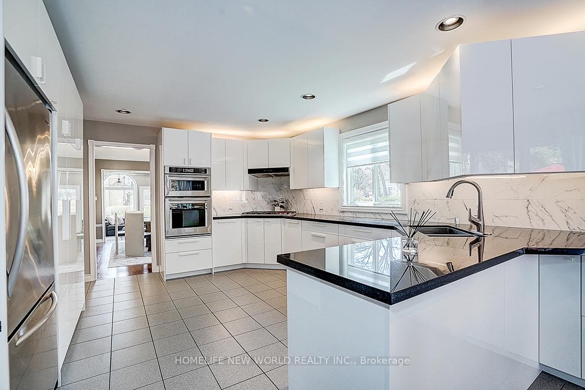 594 Woburn Avenue photo 17