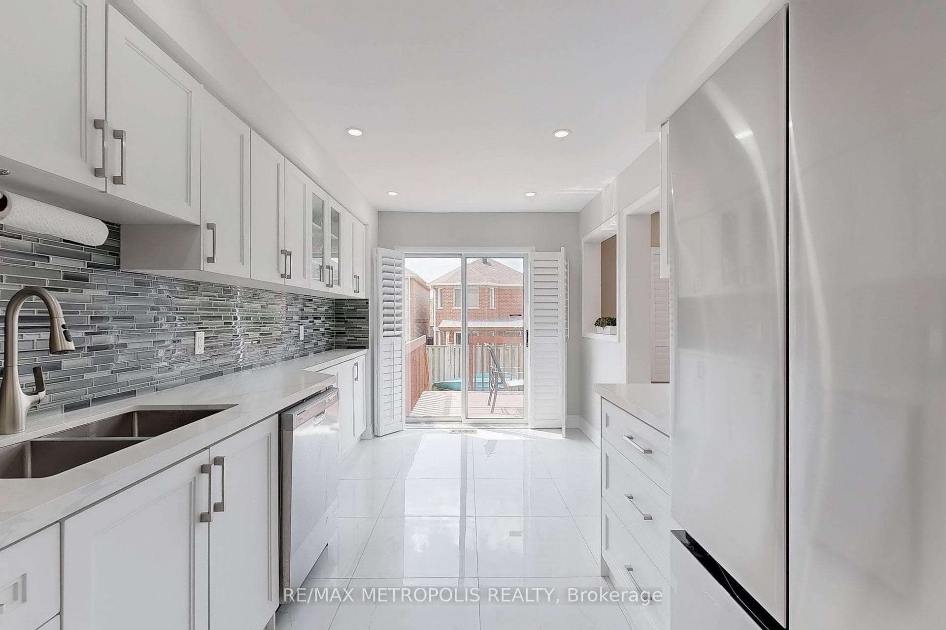 175 Roxbury Street photo 11