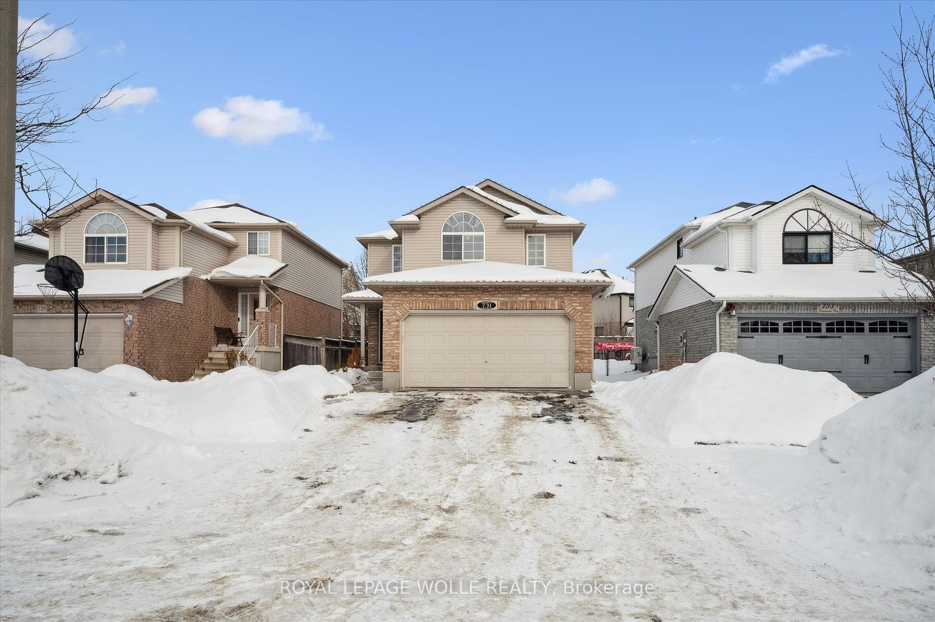 731 Breakwater Crescent photo 2