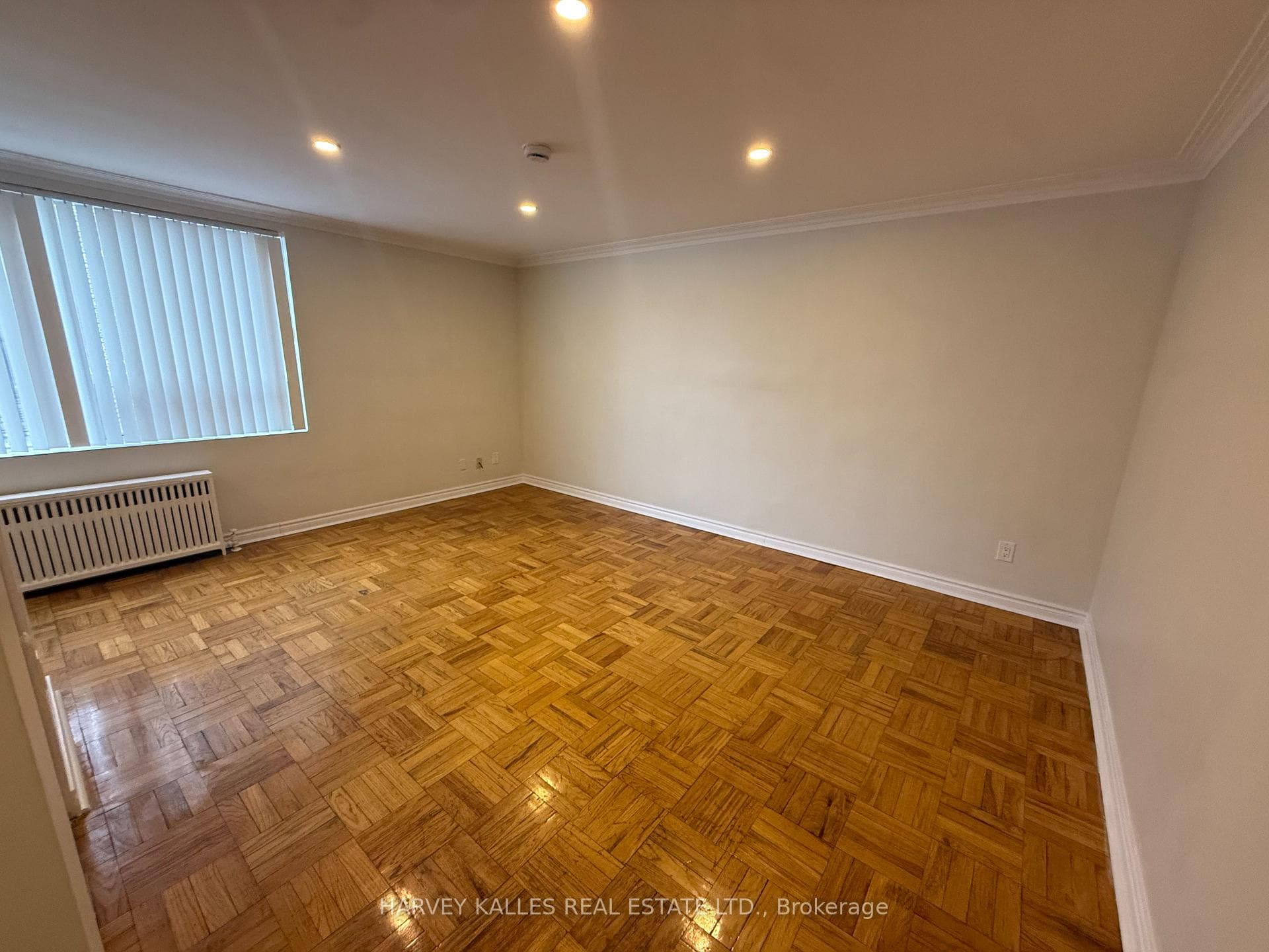 180 Vaughan Road Unit 403 photo 4