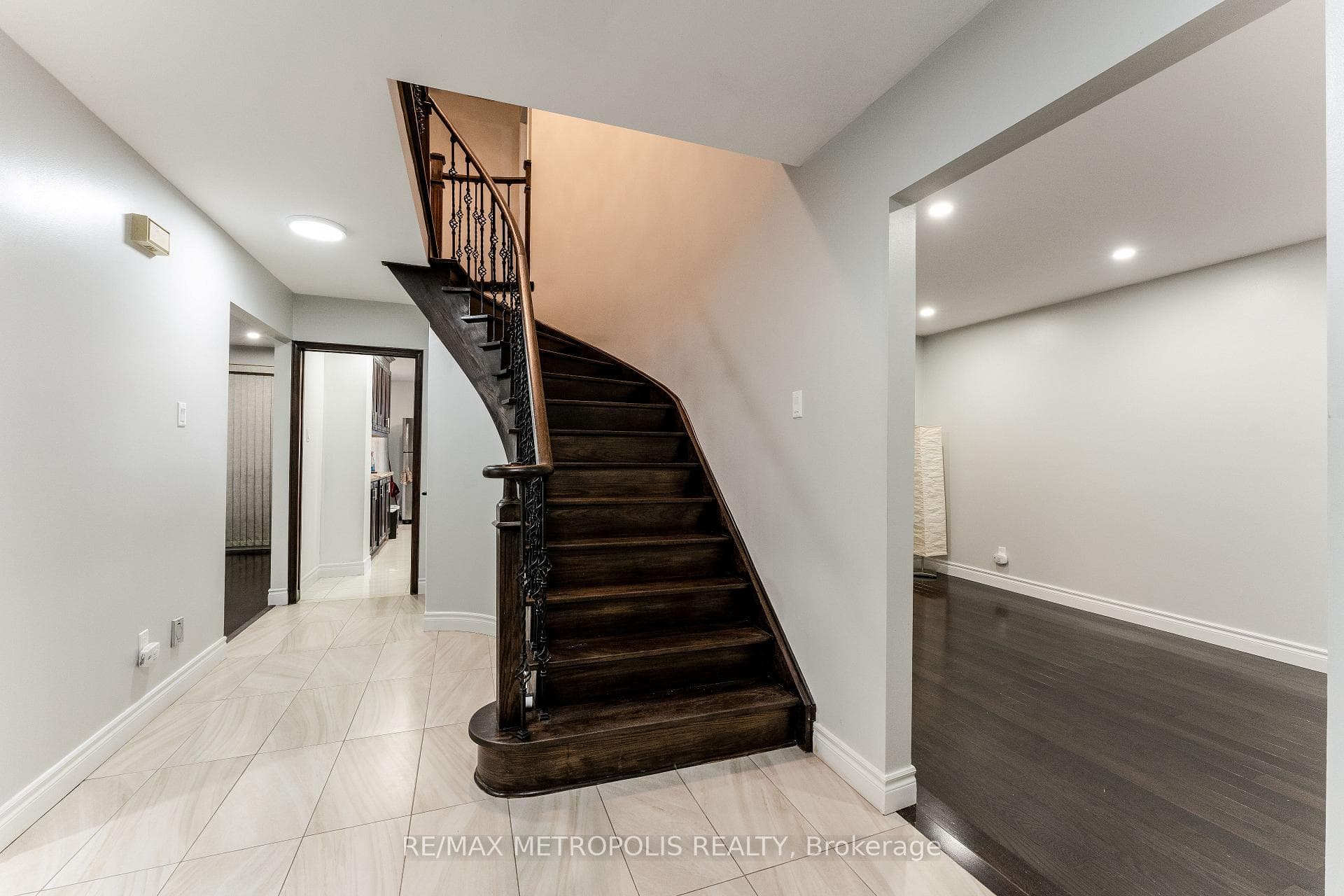 14 Halfmoon Square Unit Upper photo 2
