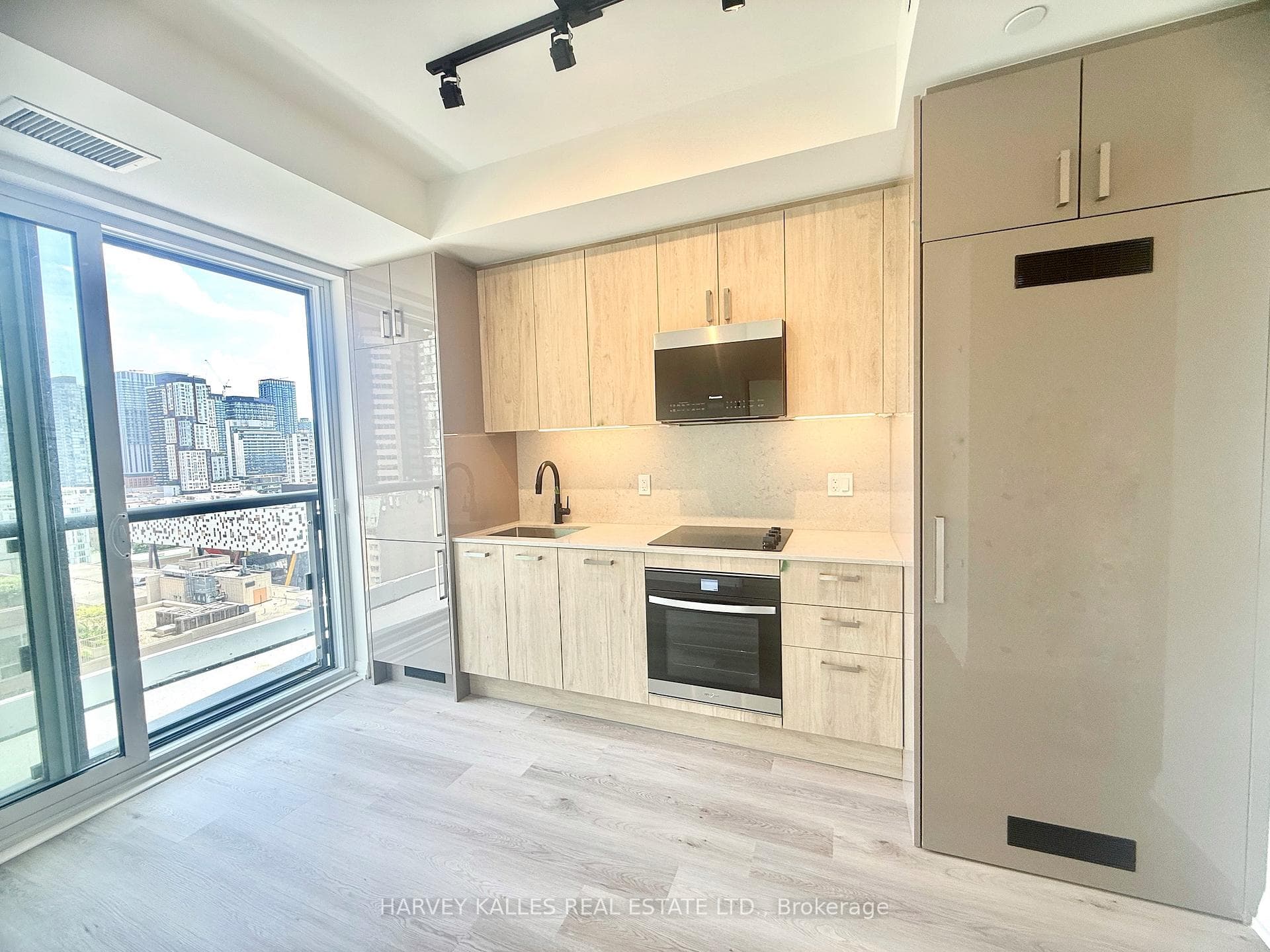 kitchen w/ Juliette balcony