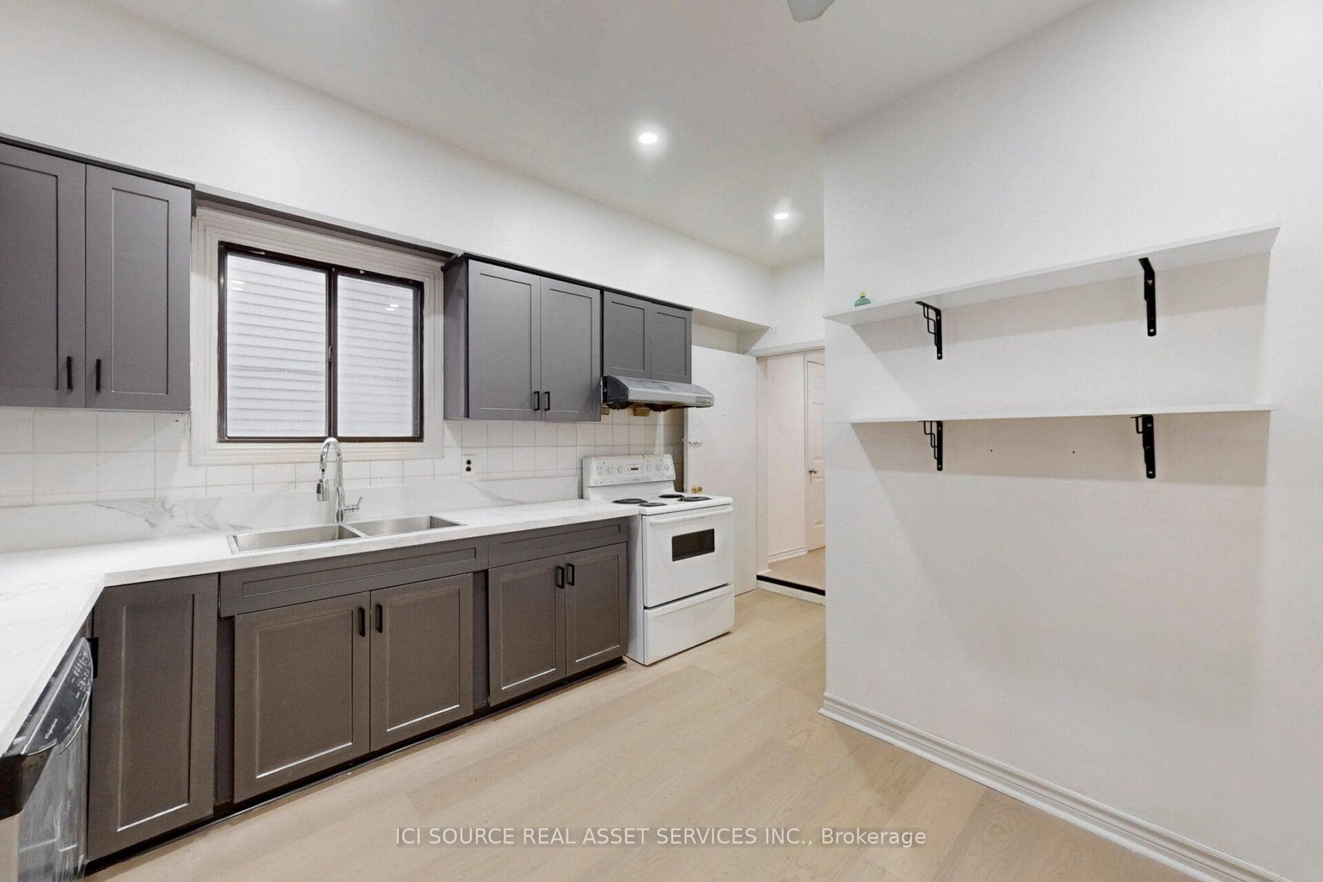 463 Pape Avenue Unit Upper photo 15