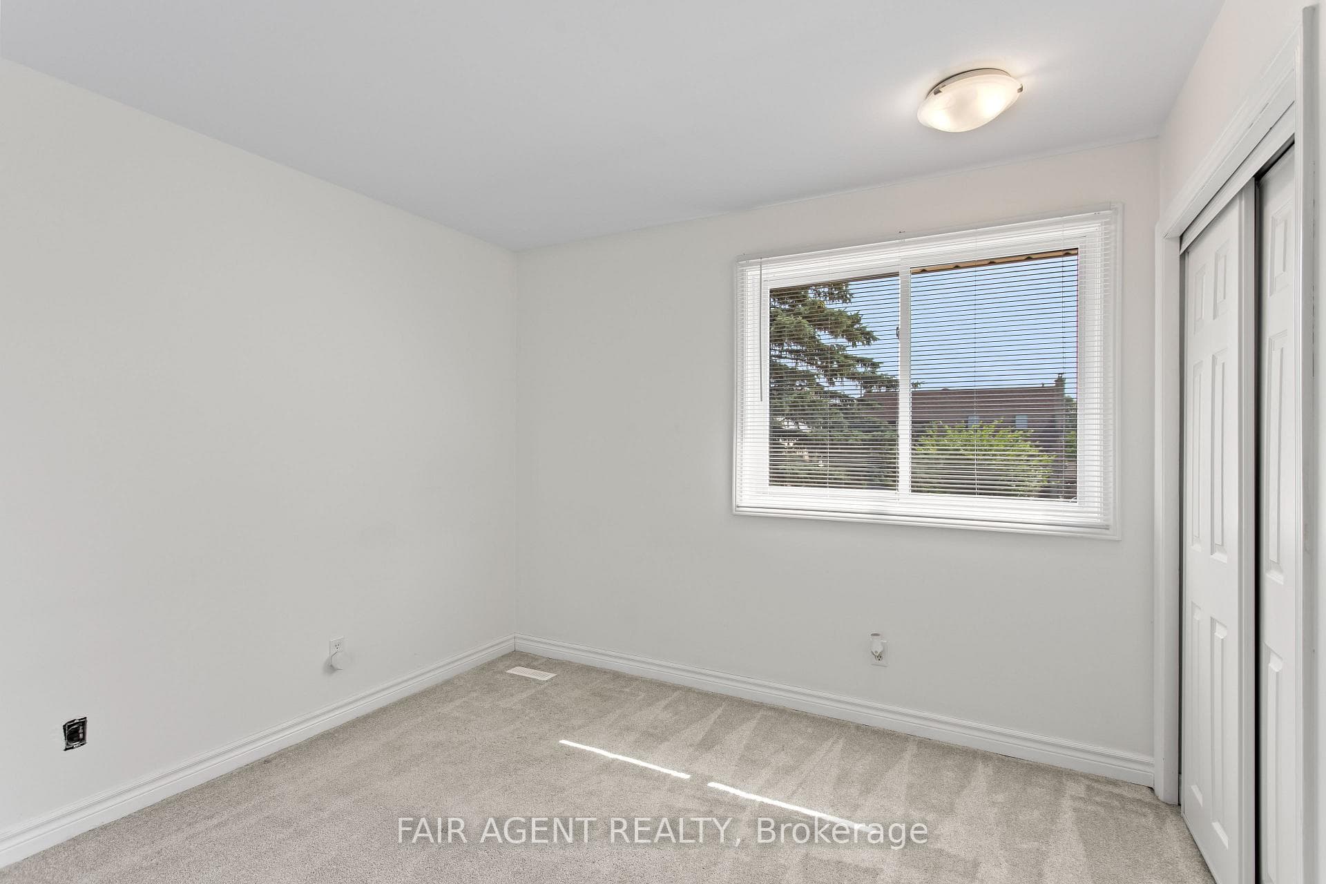 123 ACORN Crescent photo 24