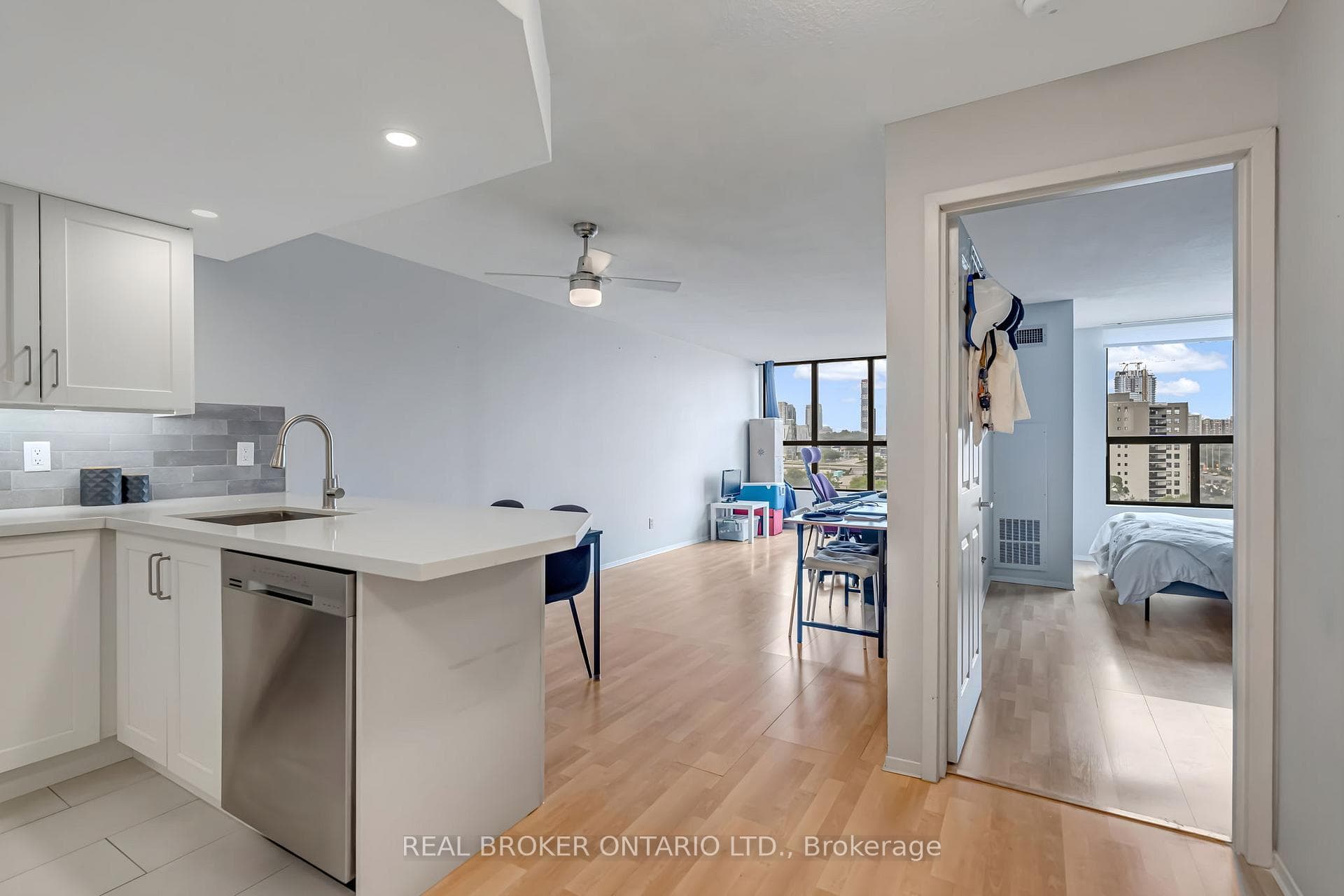 25 Agnes Street Unit 903 photo 3