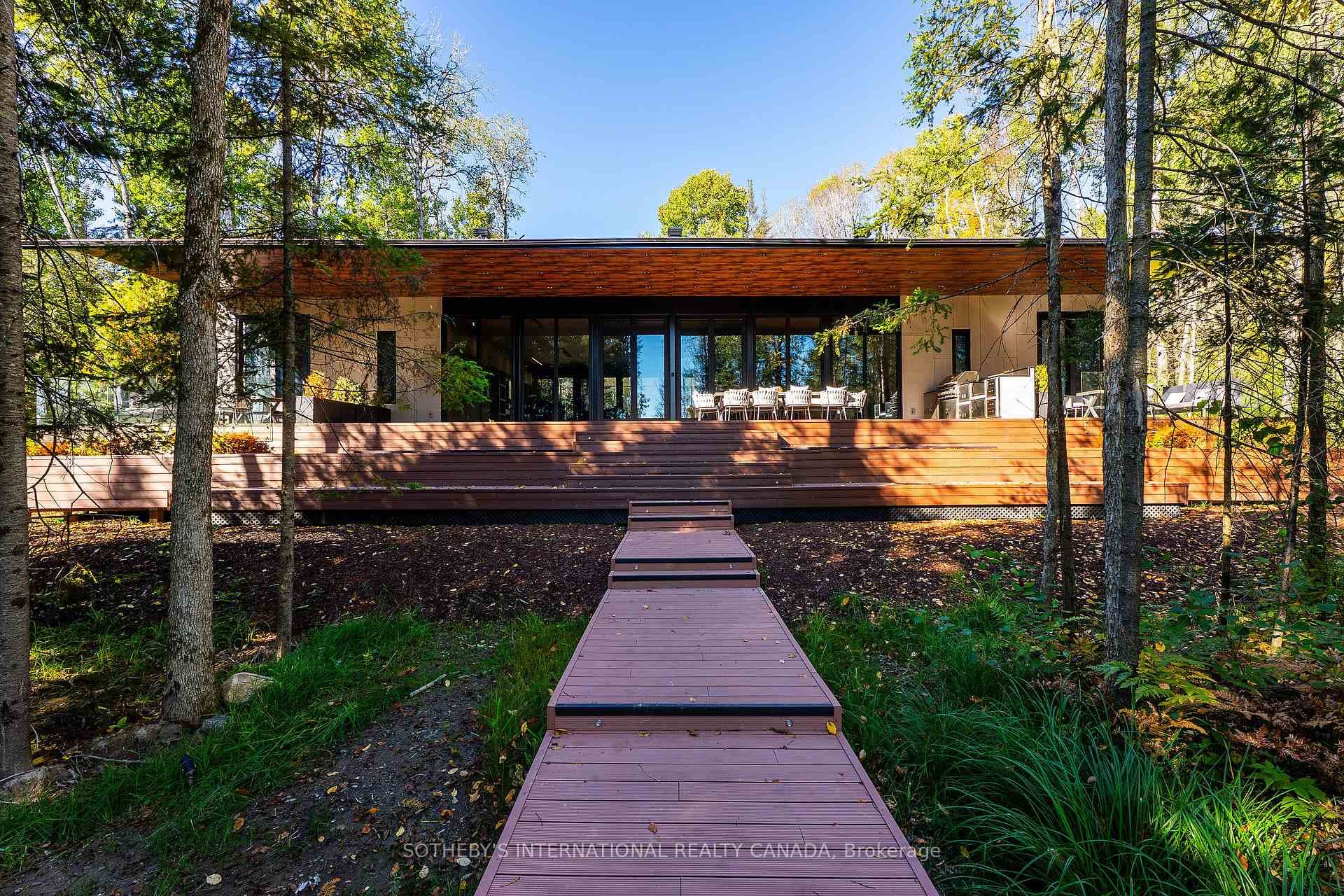 1570 sq ft Lakeside Deck with Overhang