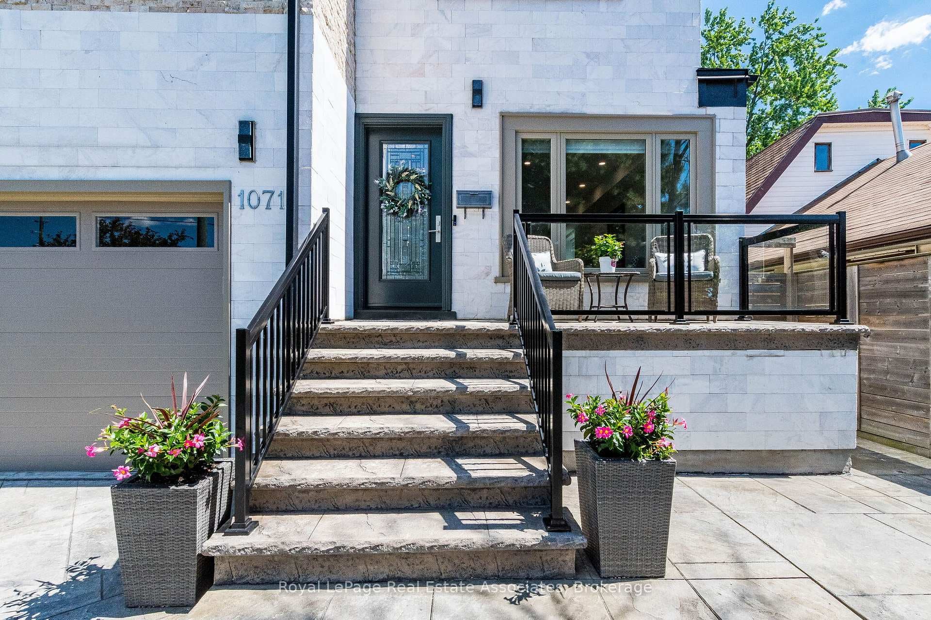 1071 Westmount Avenue photo 2
