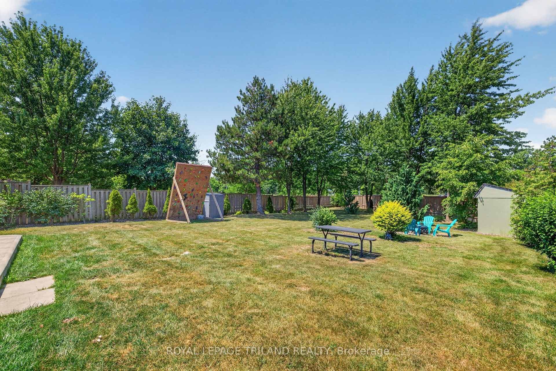1077 MAHOGANY Crescent photo 35
