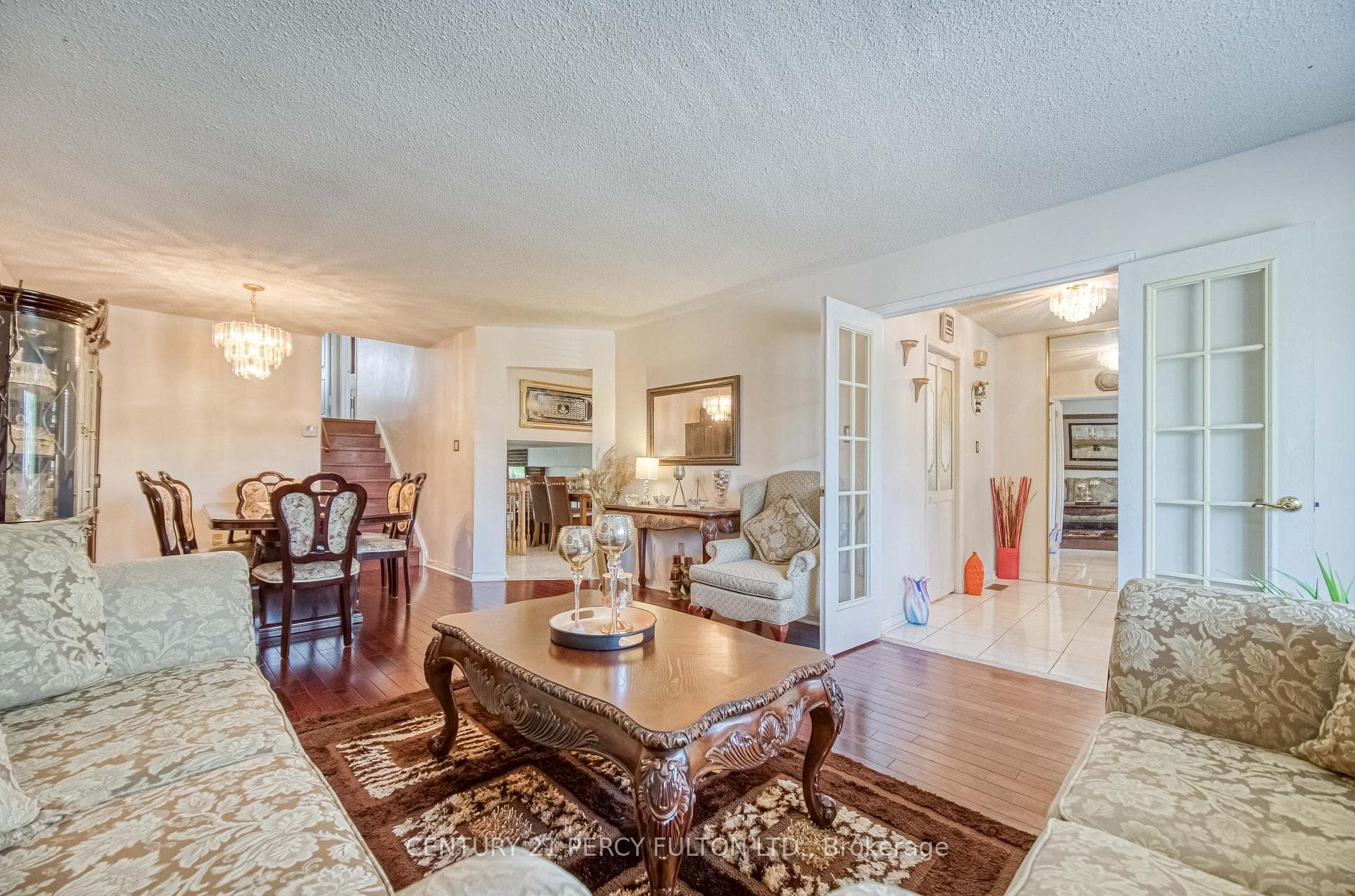 120 Granada Crescent photo 7