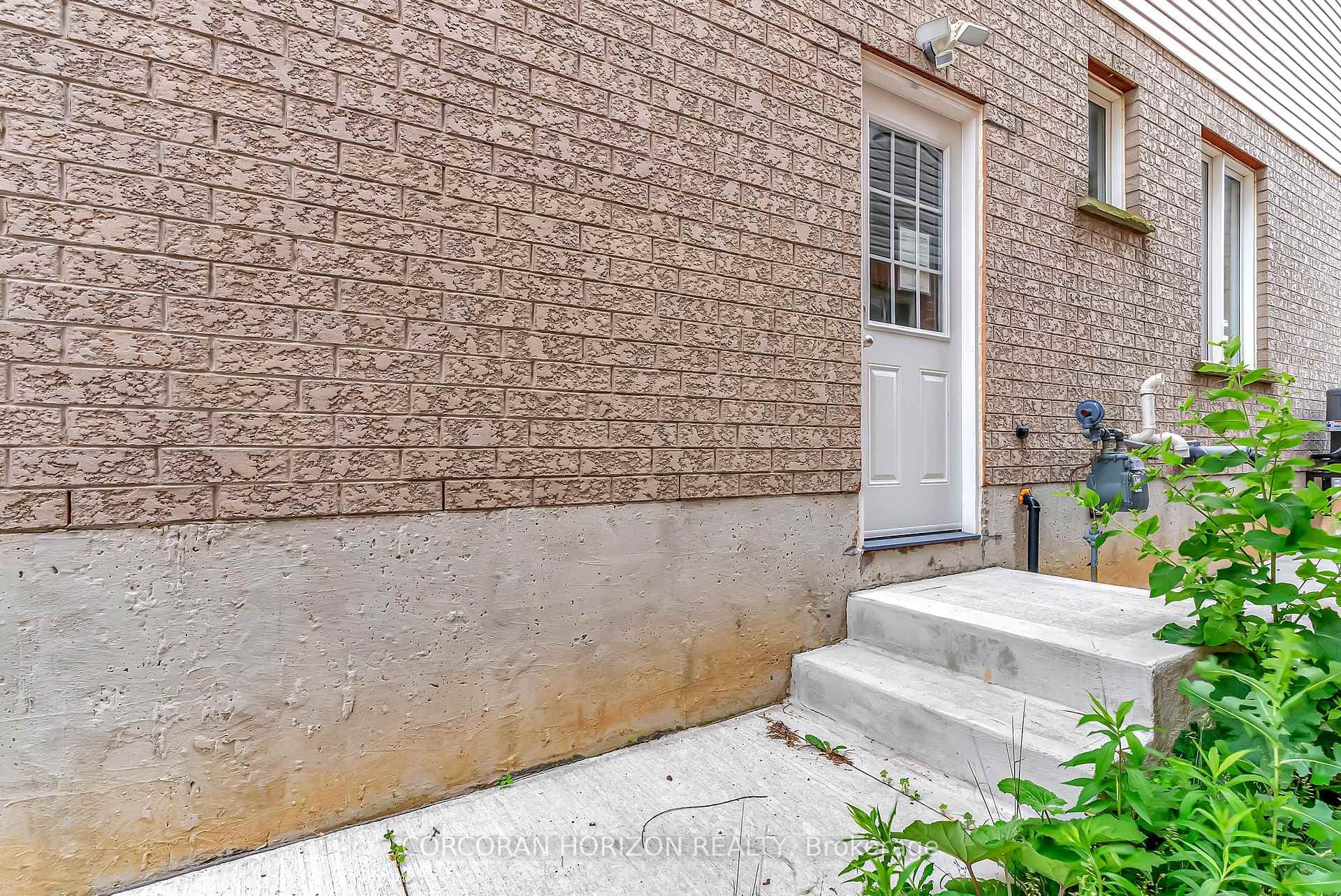 26 Tweedsdale Street Unit Lower photo 2