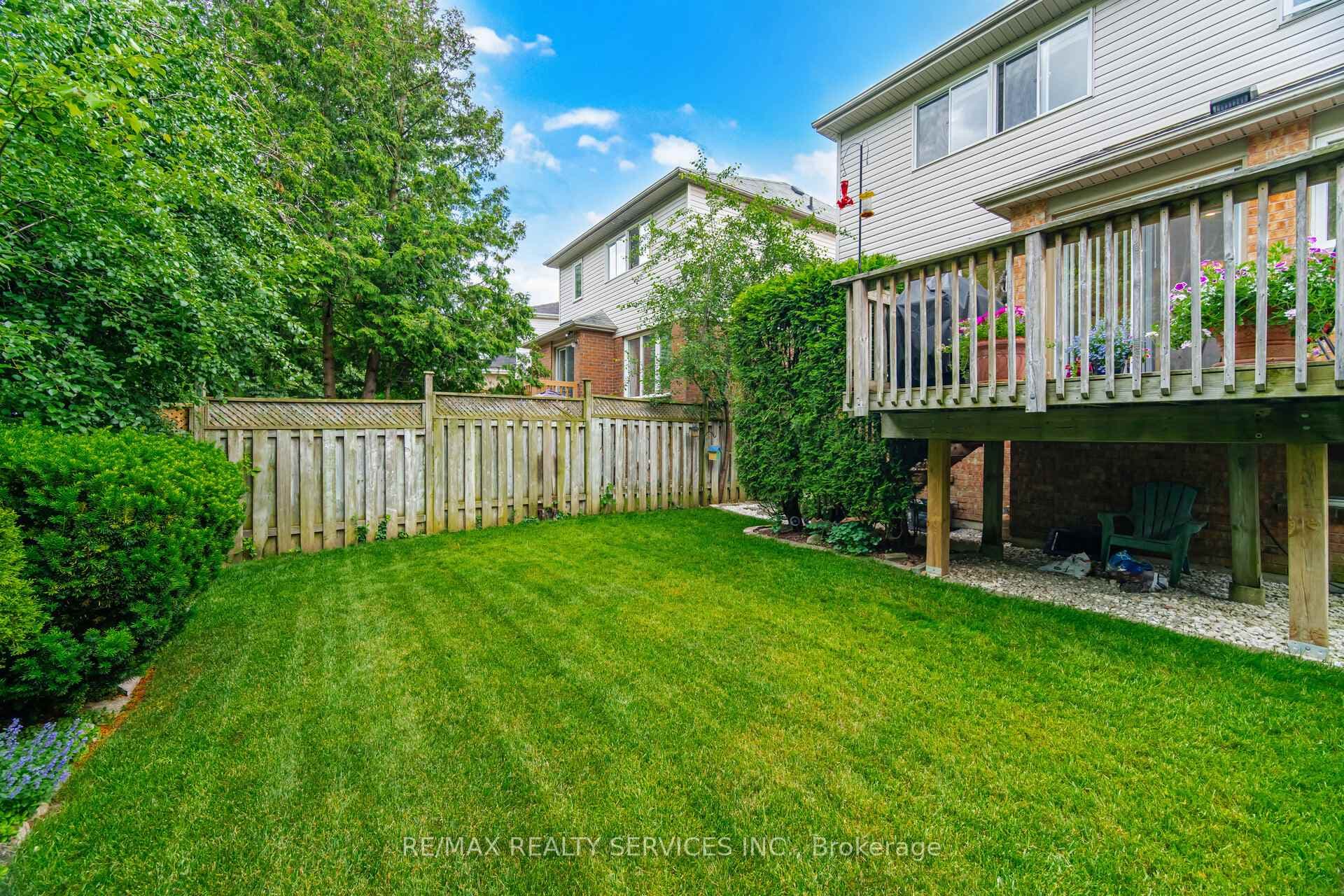 38 Furrows End photo 41