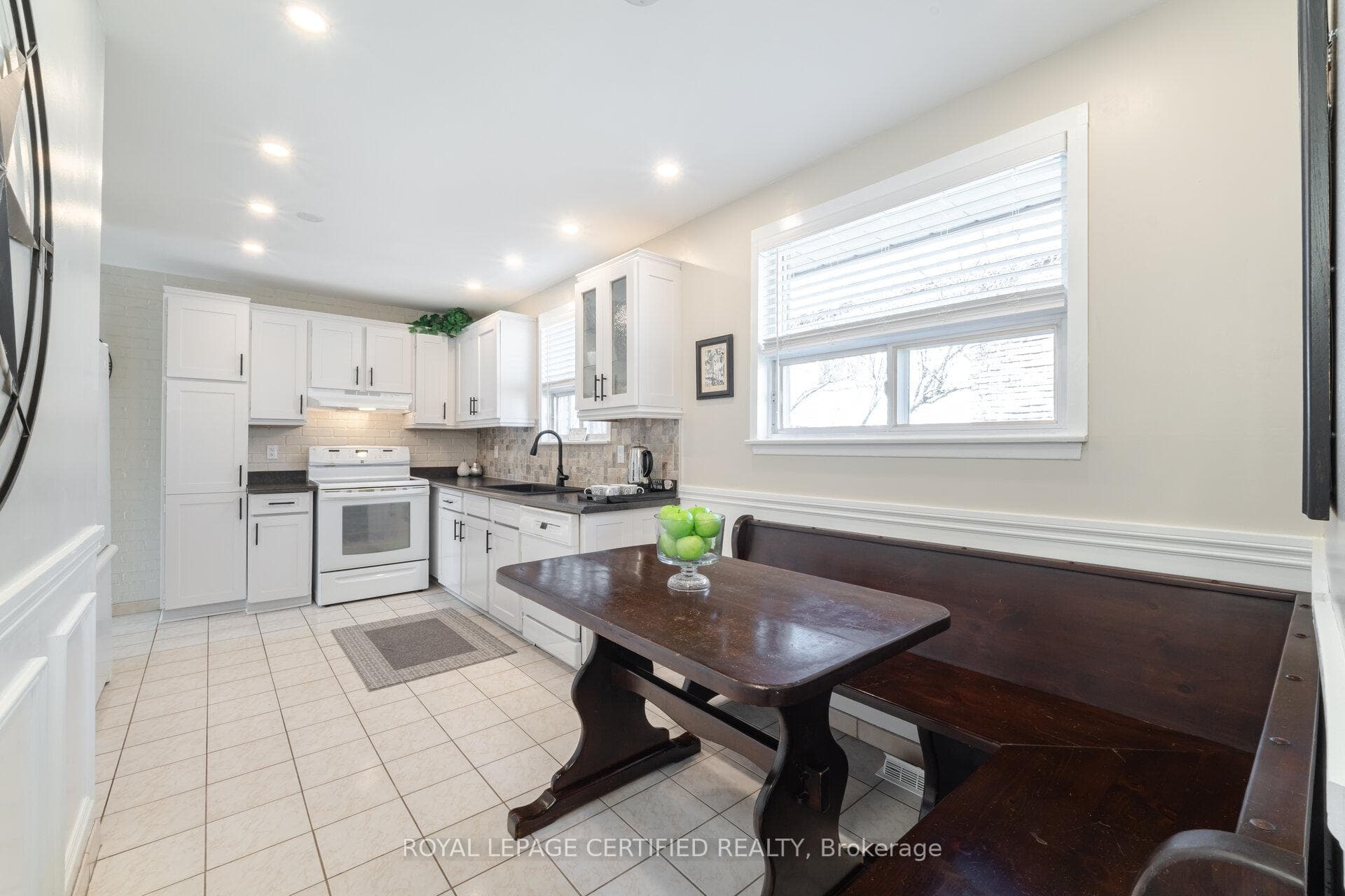 12 Grovetree Place photo 11