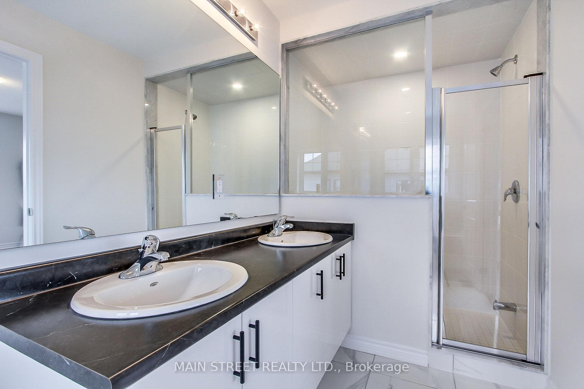 5pc Ensuite walk-in shower & separate tub