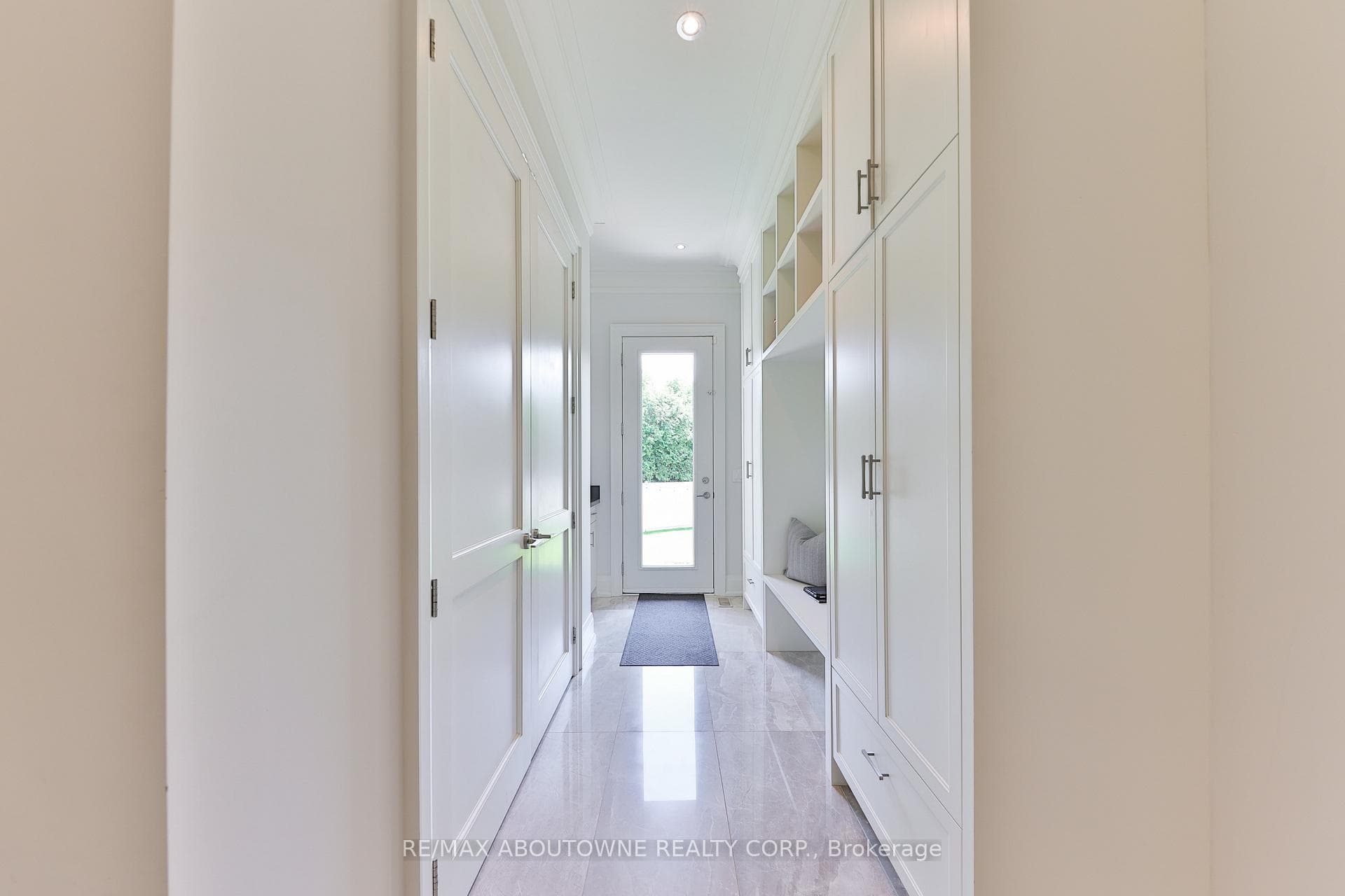 408 Saville Crescent photo 18
