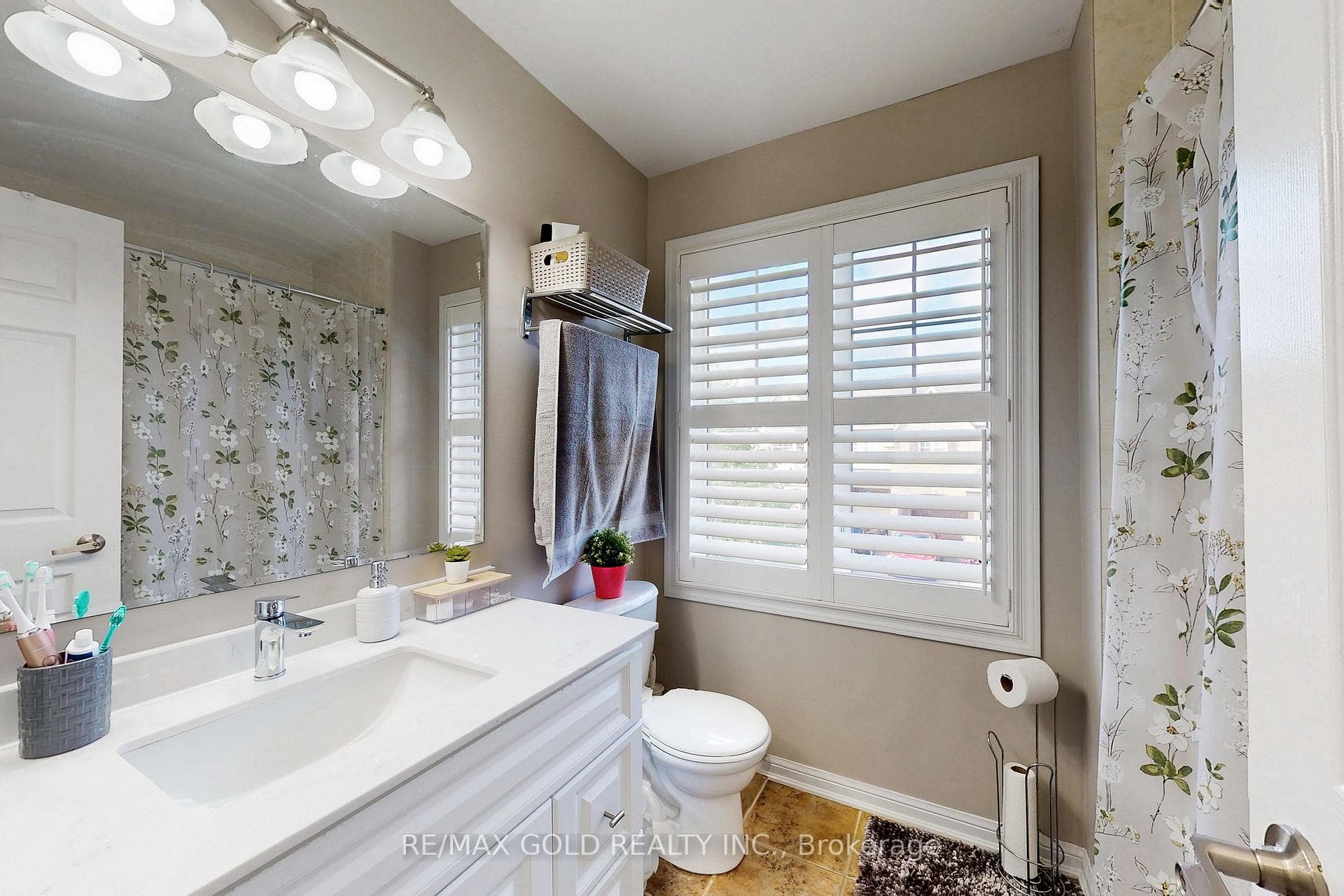 933 Raftis Crescent photo 27