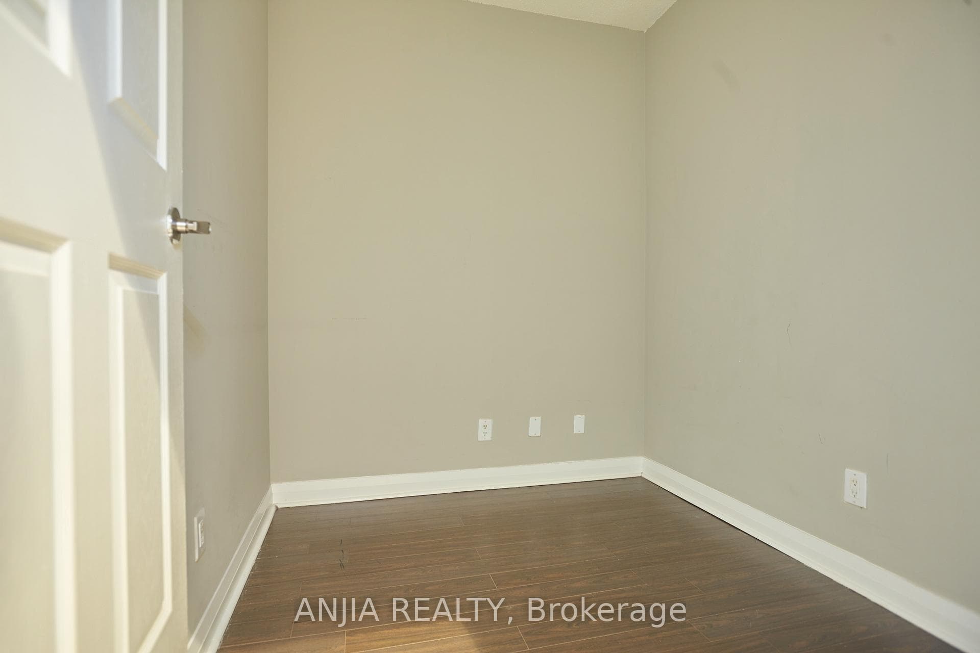 1121 Bay Street Unit 805 photo 9