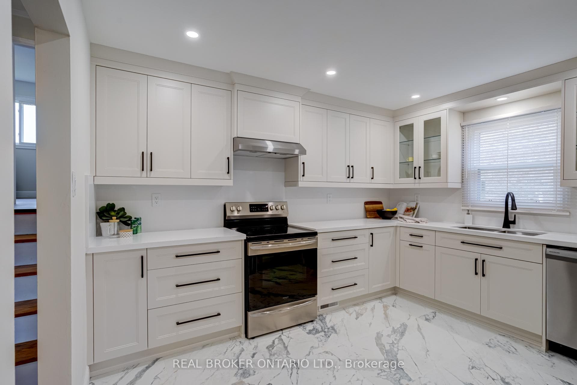 1252 Lakeview Drive photo 9