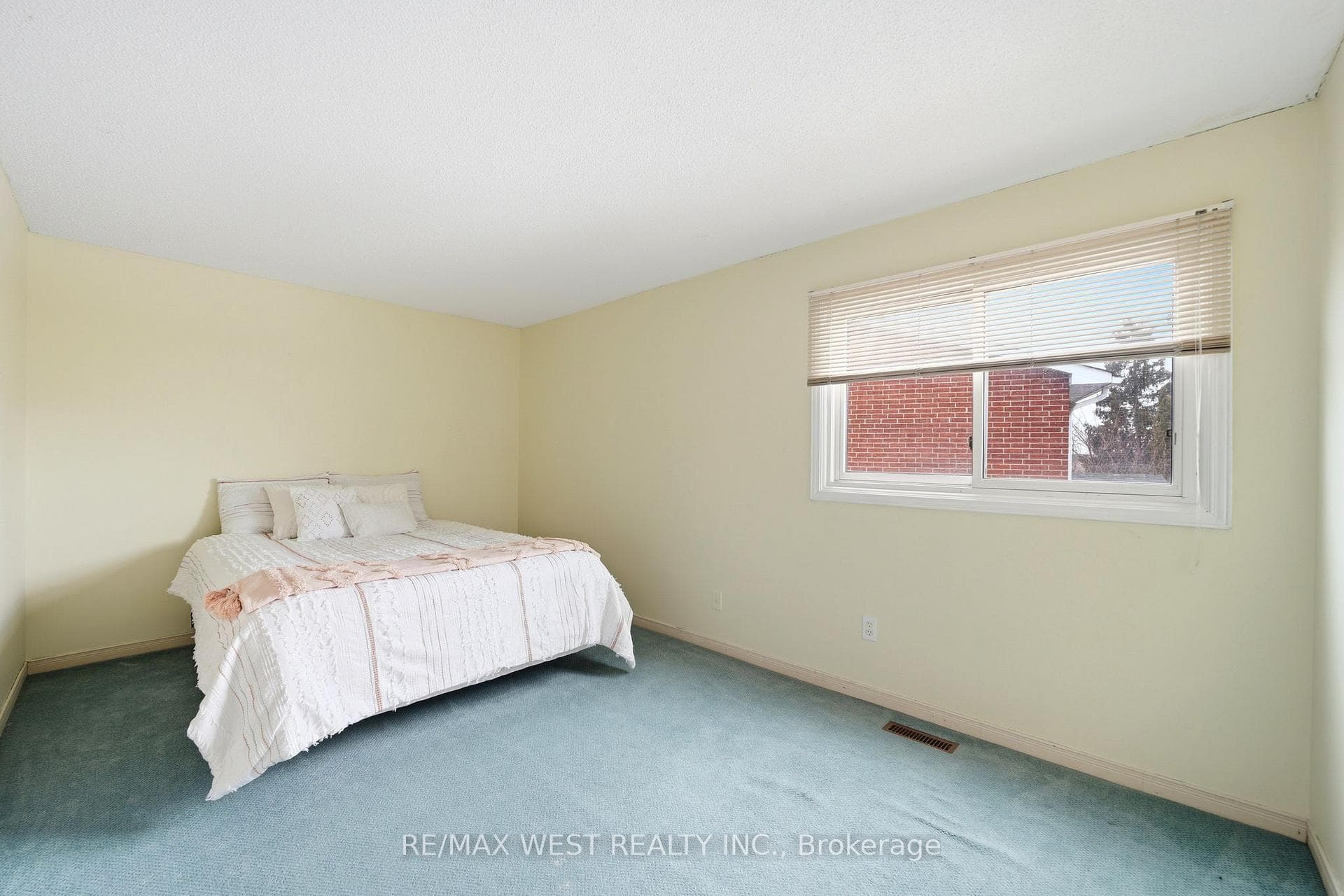 690 Robertson Crescent photo 11