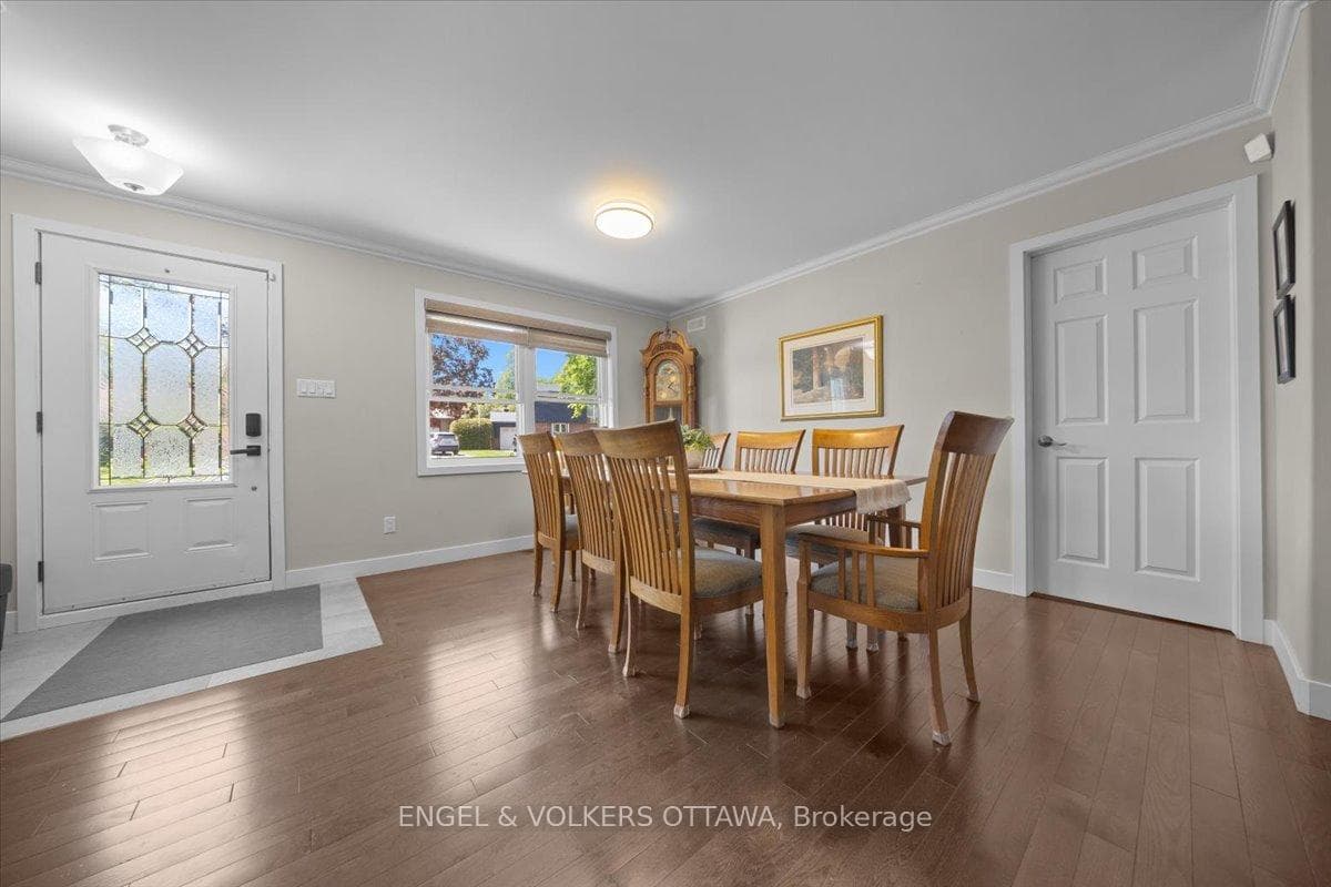 need room for extra dinner guests?
