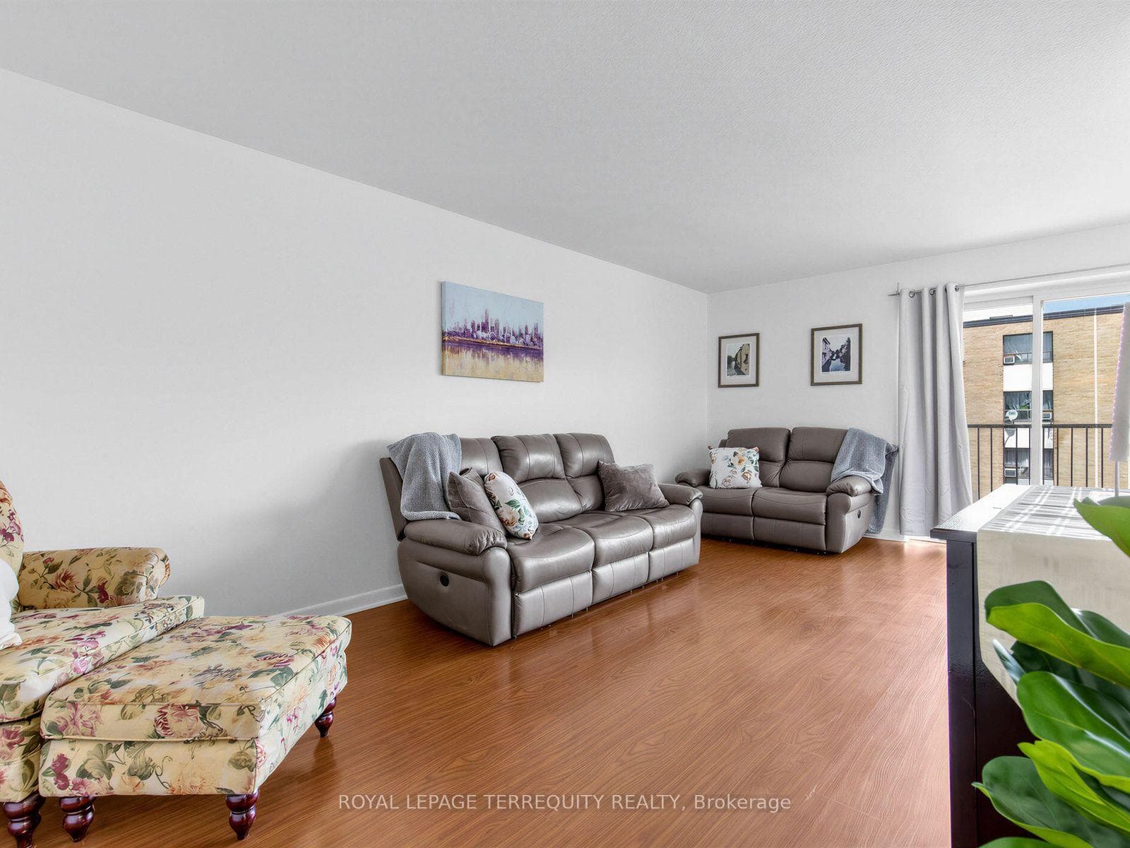 8 Kingsbridge Court Unit 404 photo 1