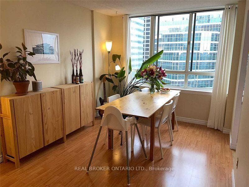 633 Bay Street Unit 2021 photo 7