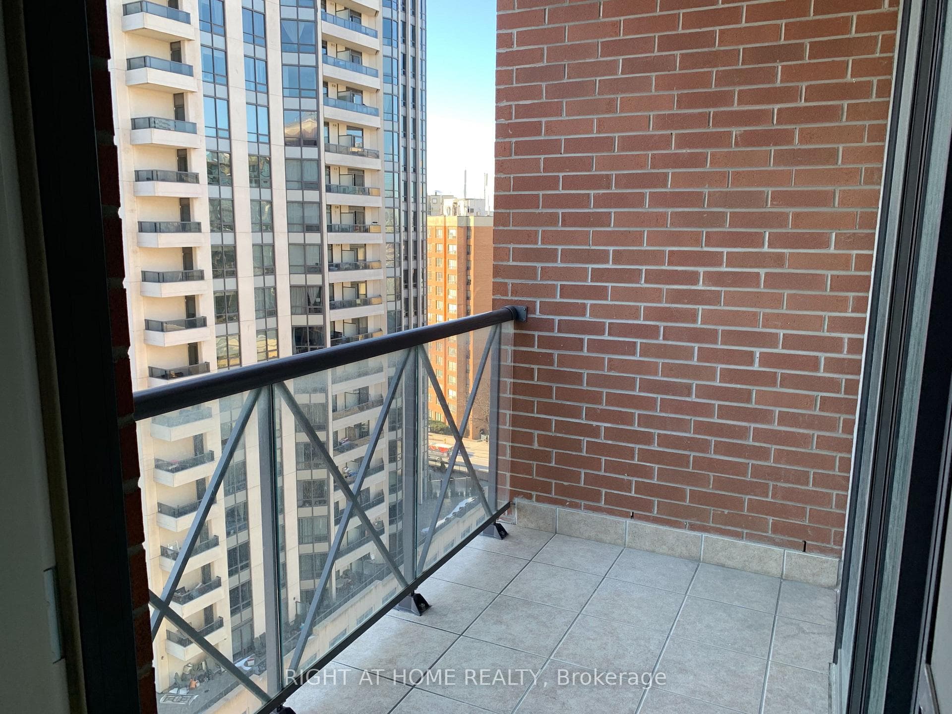 28 BYNG Avenue Unit 1506 photo 10