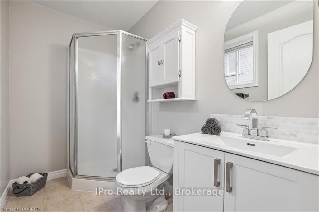 8 IRVING Crescent photo 16