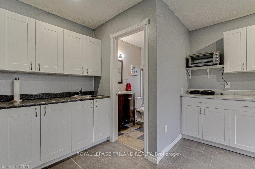 256 EDINBURGH Street photo 21