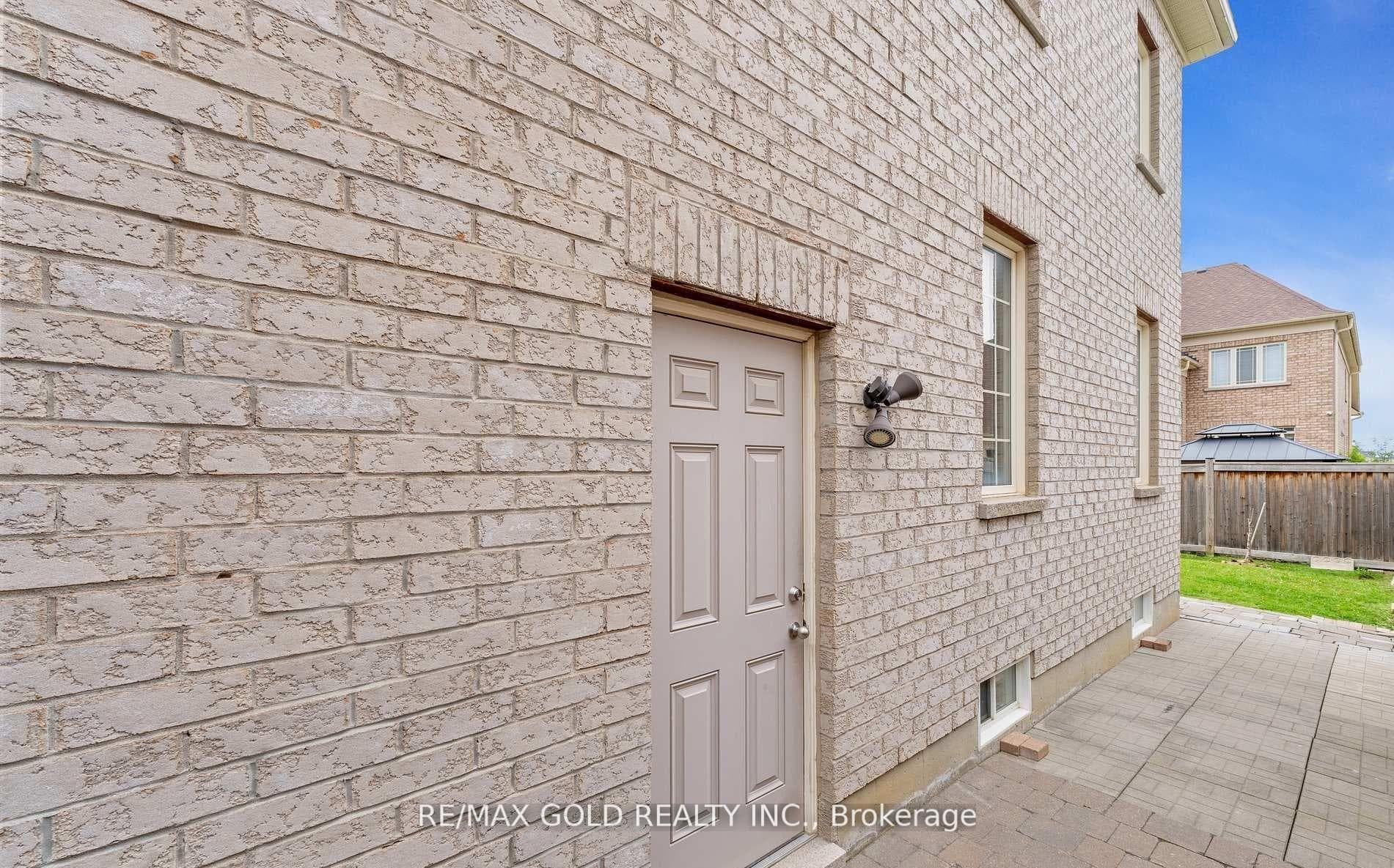 24 Finland Drive Unit (Bsmt) photo 2