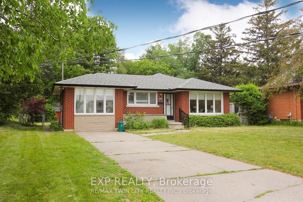 284 Cedar Crescent photo 2
