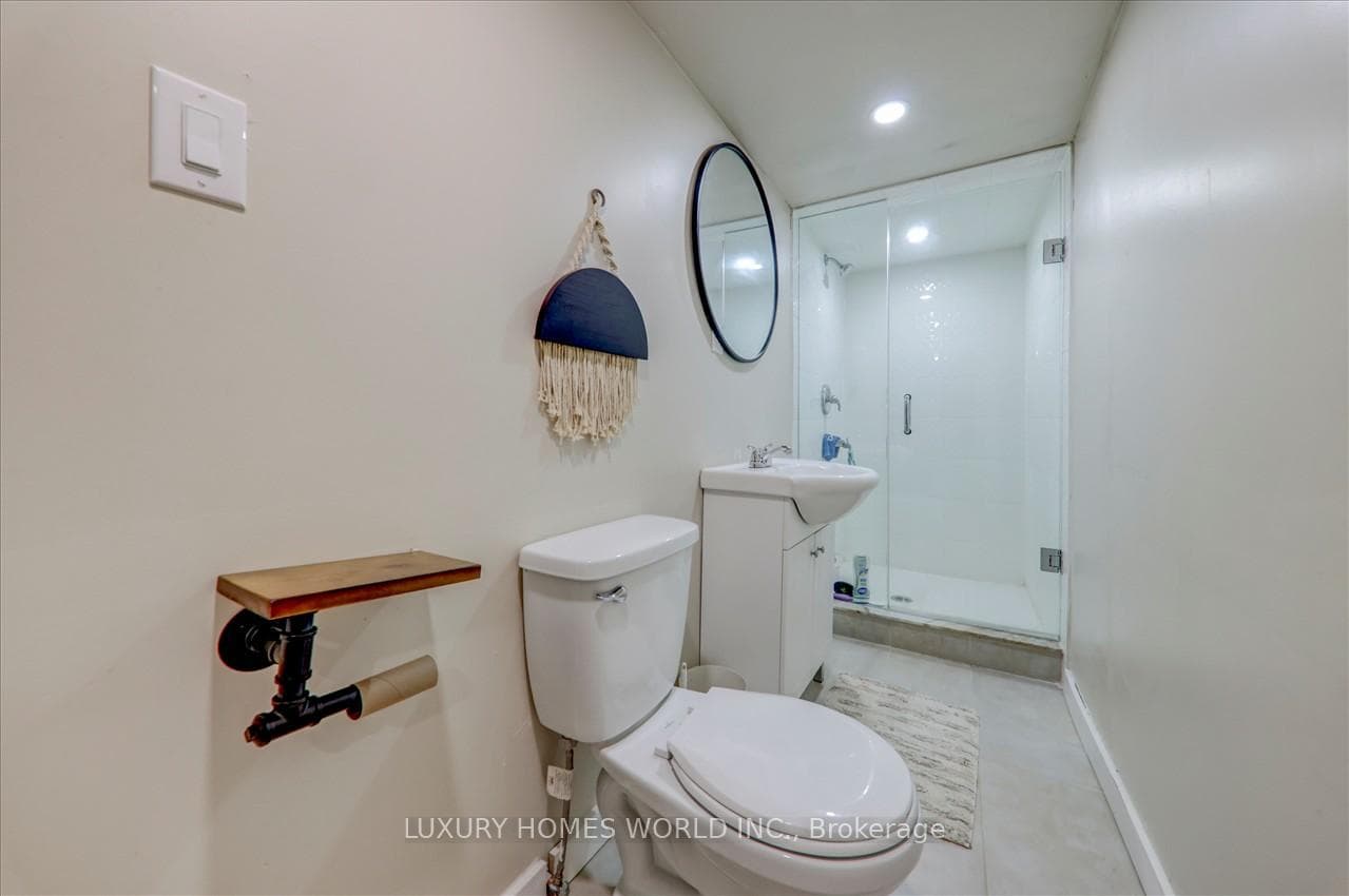 85 Hickling Lane photo 34