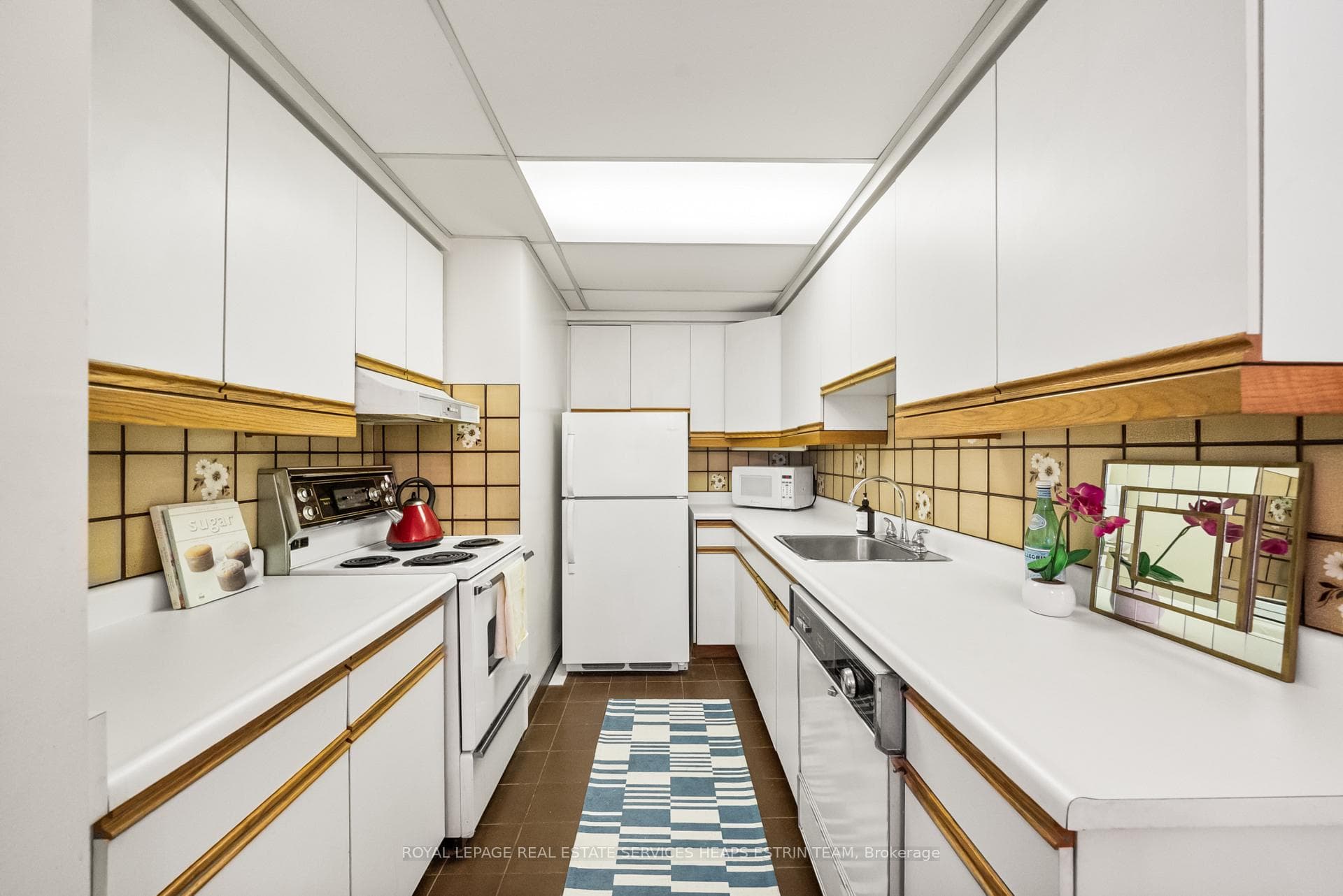 581 Avenue Road Unit 204 photo 6