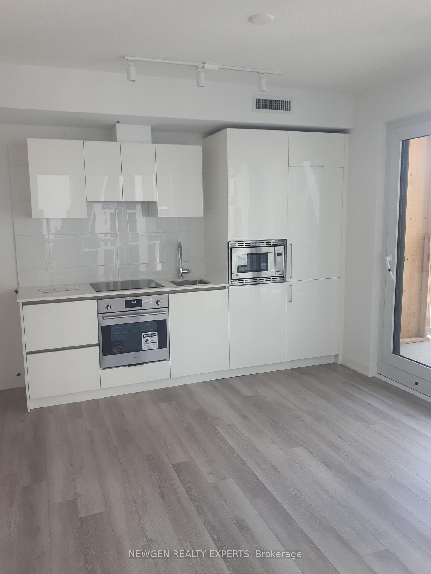 230 Simcoe Street Unit 731 photo 3