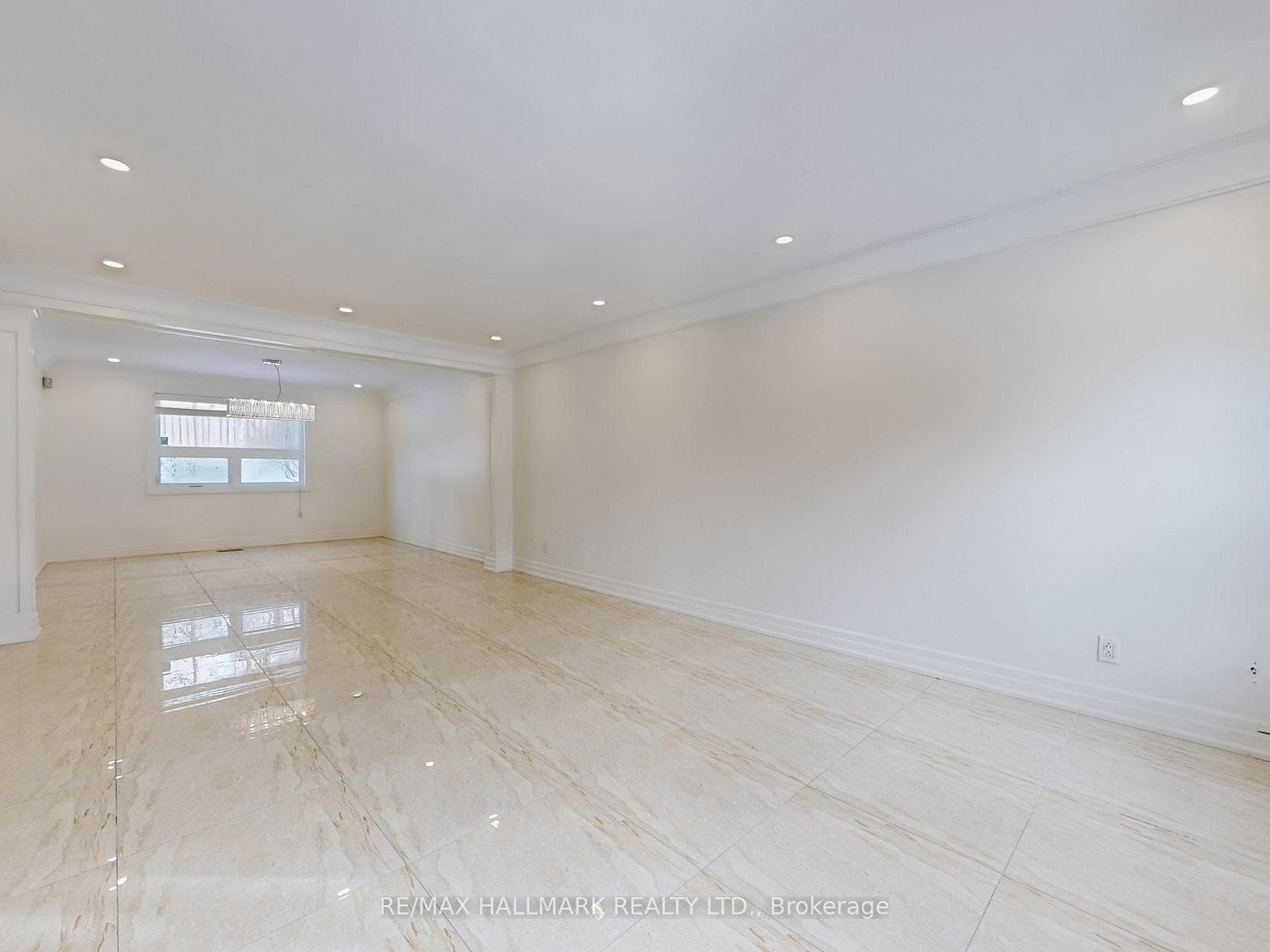 235 Old Yonge Street photo 5