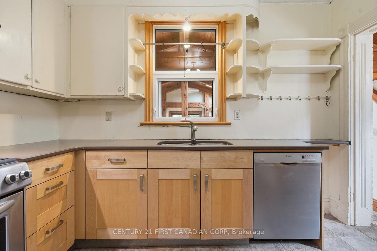 834 Colborne Street photo 13