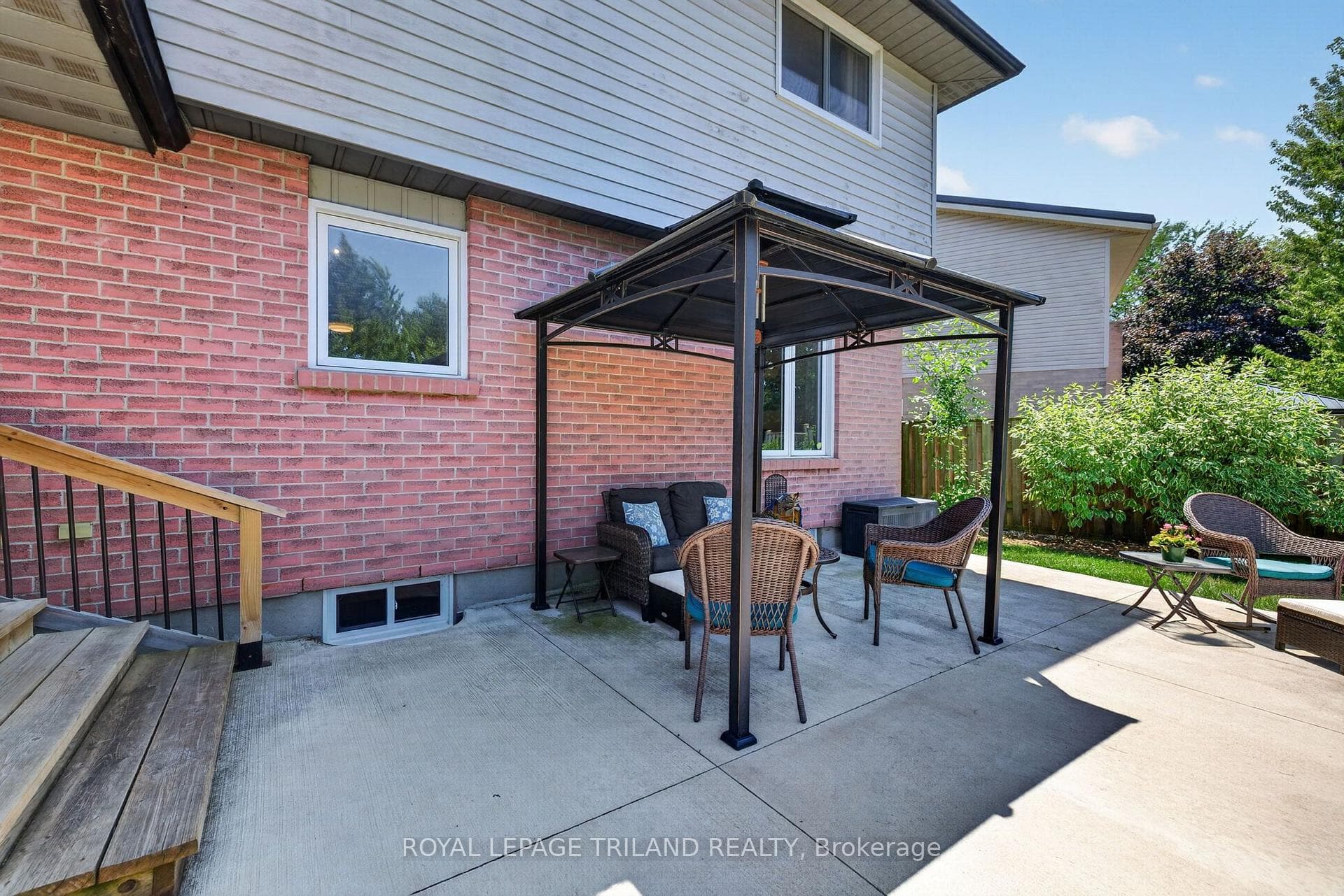 1077 MAHOGANY Crescent photo 33